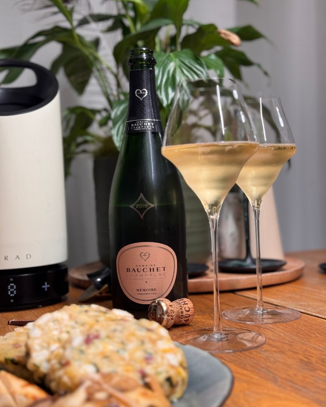 Der Mémoire 2018 von @domainebauchet schien mir ein Champagner zu sein, der ein passendes Pairing verdient hat. Daher habe ich ihn gestern zu klassischen Semmelknödeln, sanft in… (1)
