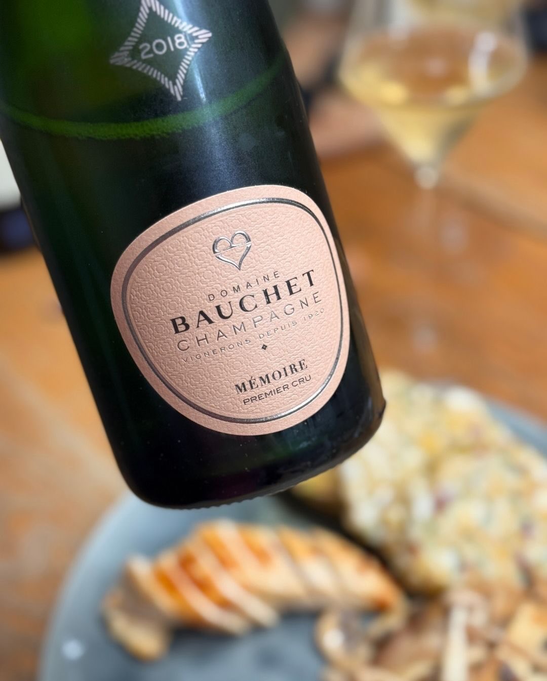 Der Mémoire 2018 von @domainebauchet schien mir ein Champagner zu sein, der ein passendes Pairing verdient hat. Daher habe ich ihn gestern zu klassischen Semmelknödeln, sanft in… (10)