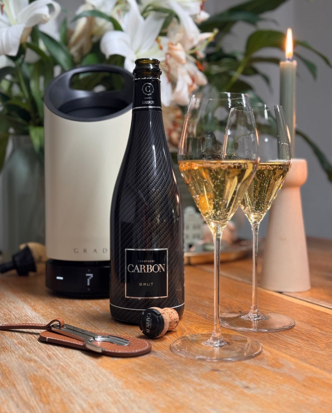 Der @champagnecarbon – Brut Black ist eigentlich so eine Flasche, die man sich im Kopf für Austern oder Kaviar aufhebt. Bei uns gab’s ihn dann gestern ganz anders: Pizzaabend. U… (1)