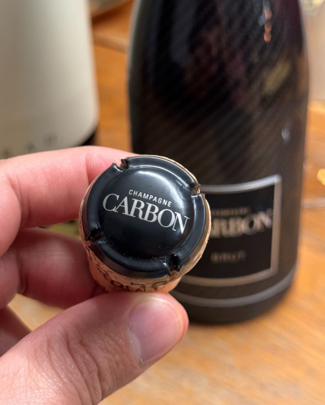 Der @champagnecarbon – Brut Black ist eigentlich so eine Flasche, die man sich im Kopf für Austern oder Kaviar aufhebt. Bei uns gab’s ihn dann gestern ganz anders: Pizzaabend. U… (10)