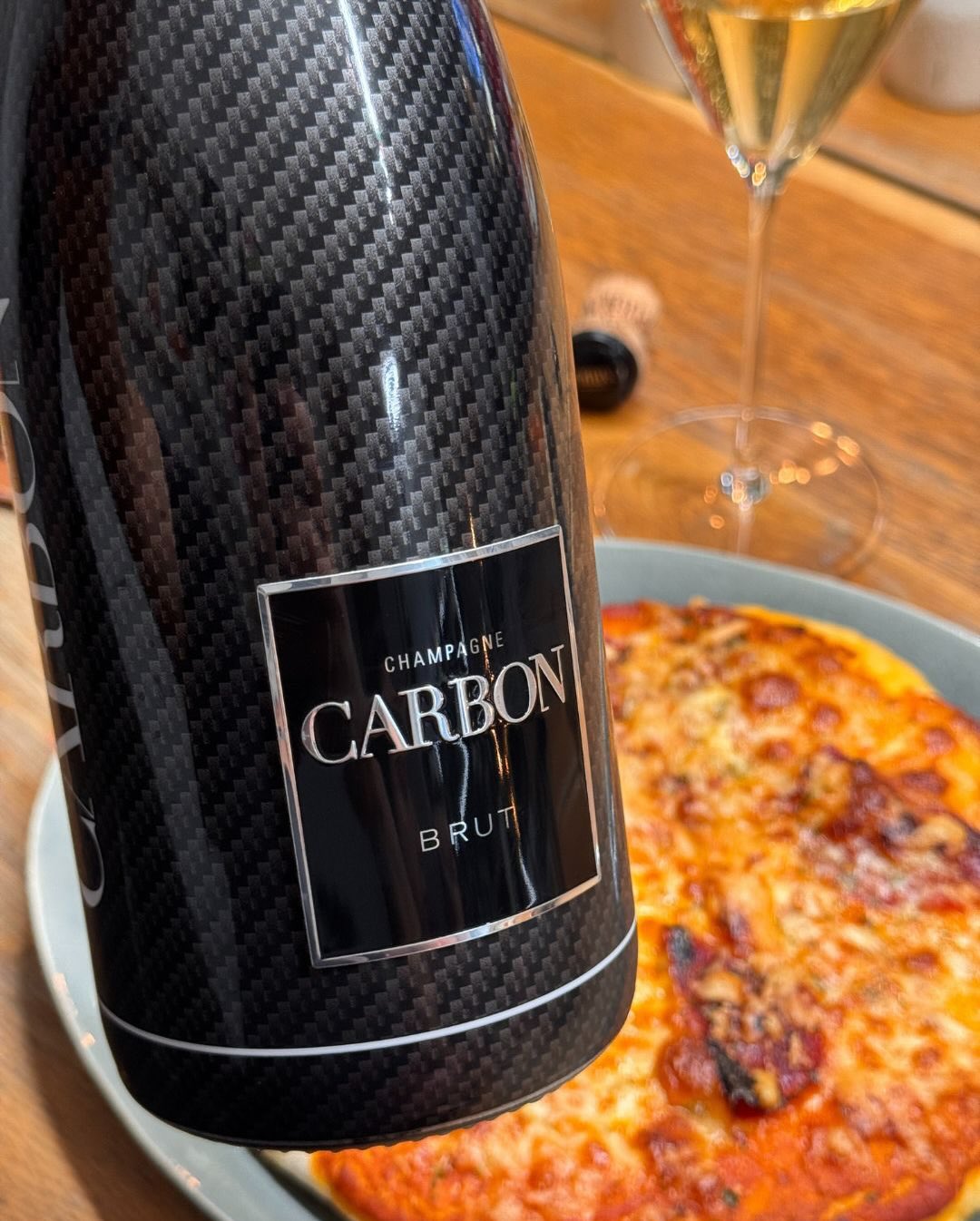Der @champagnecarbon – Brut Black ist eigentlich so eine Flasche, die man sich im Kopf für Austern oder Kaviar aufhebt. Bei uns gab’s ihn dann gestern ganz anders: Pizzaabend. U… (11)