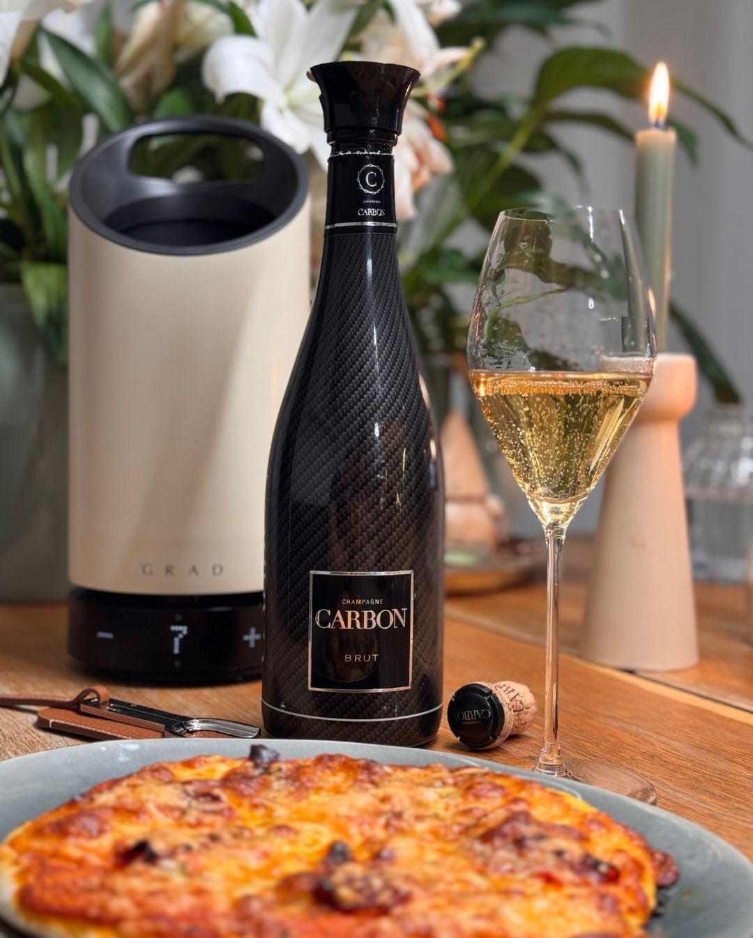 Der @champagnecarbon – Brut Black ist eigentlich so eine Flasche, die man sich im Kopf für Austern oder Kaviar aufhebt. Bei uns gab’s ihn dann gestern ganz anders: Pizzaabend. U… (4)