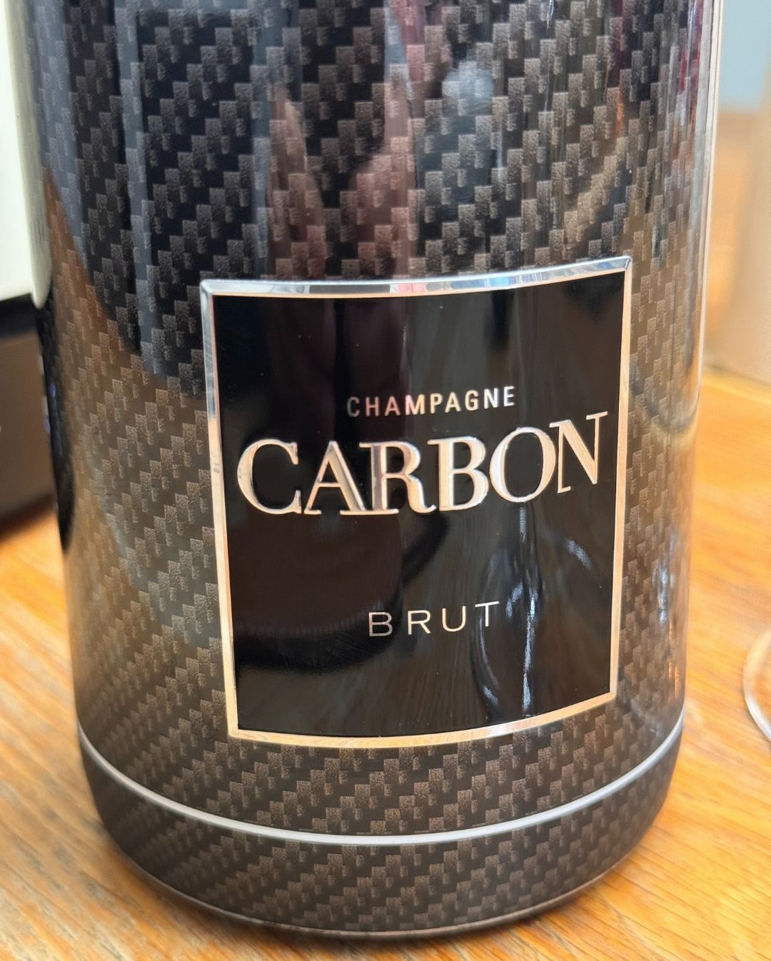 Der @champagnecarbon – Brut Black ist eigentlich so eine Flasche, die man sich im Kopf für Austern oder Kaviar aufhebt. Bei uns gab’s ihn dann gestern ganz anders: Pizzaabend. U… (9)