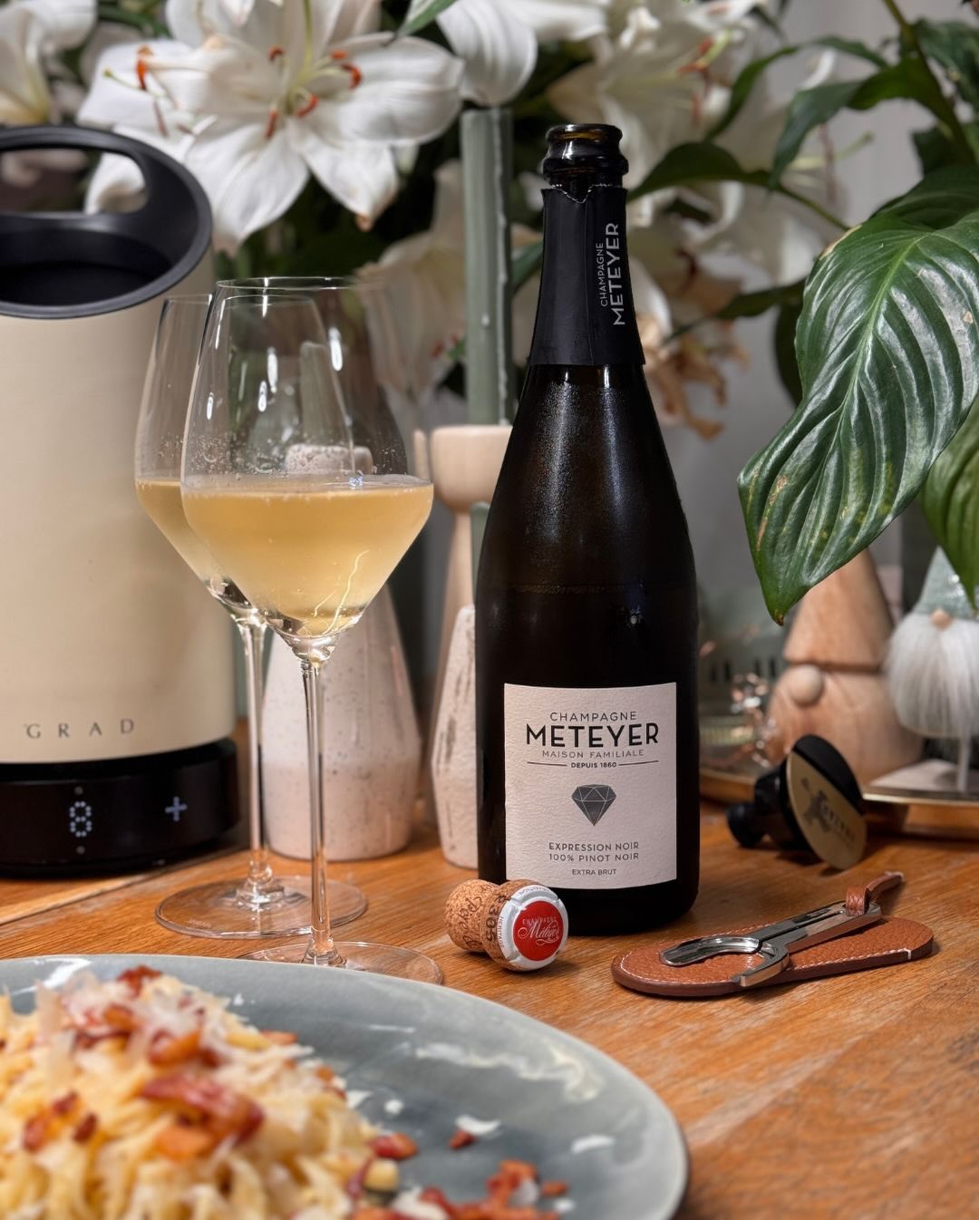 Gestern habe ich den Expression Noir (2019) von @champagne_meteyer zu einer klassischen Carbonara geöffnet. Guanciale, Ei, Pecorino, Hitze – ein Gericht, das nichts verzeiht. Un… (1)