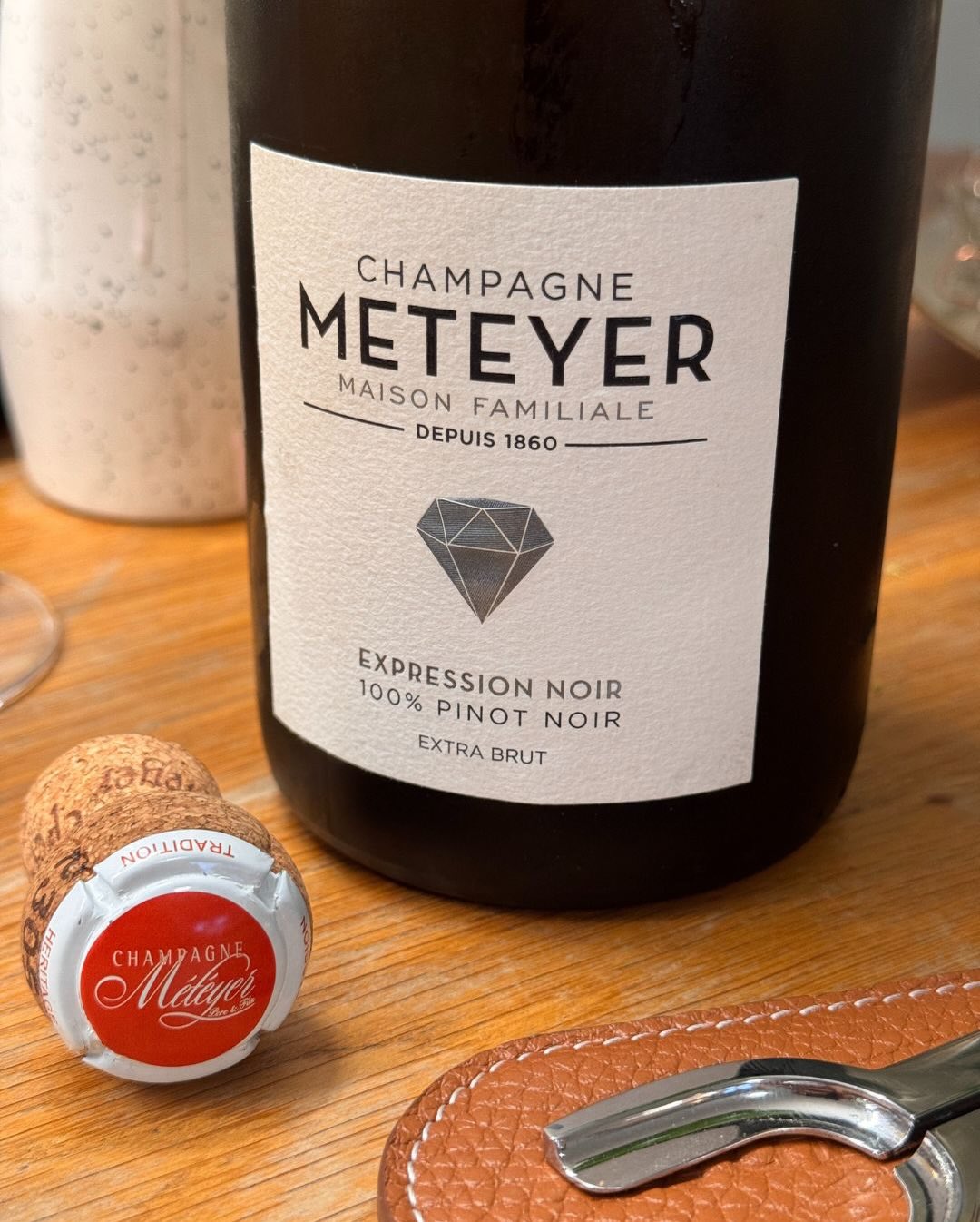 Gestern habe ich den Expression Noir (2019) von @champagne_meteyer zu einer klassischen Carbonara geöffnet. Guanciale, Ei, Pecorino, Hitze – ein Gericht, das nichts verzeiht. Un… (5)