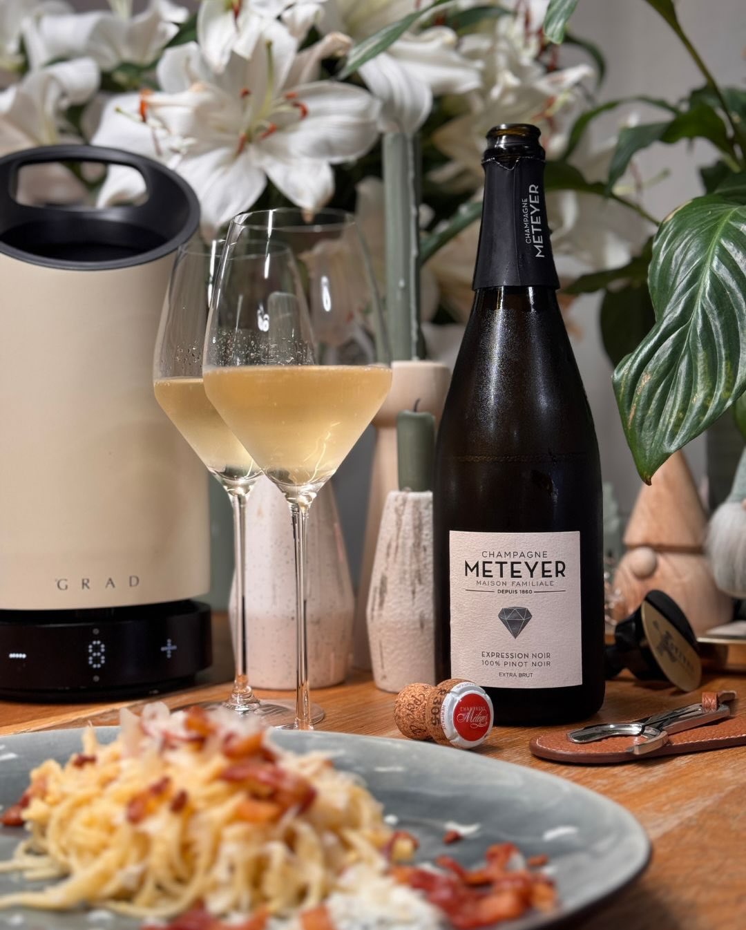 Gestern habe ich den Expression Noir (2019) von @champagne_meteyer zu einer klassischen Carbonara geöffnet. Guanciale, Ei, Pecorino, Hitze – ein Gericht, das nichts verzeiht. Un… (7)