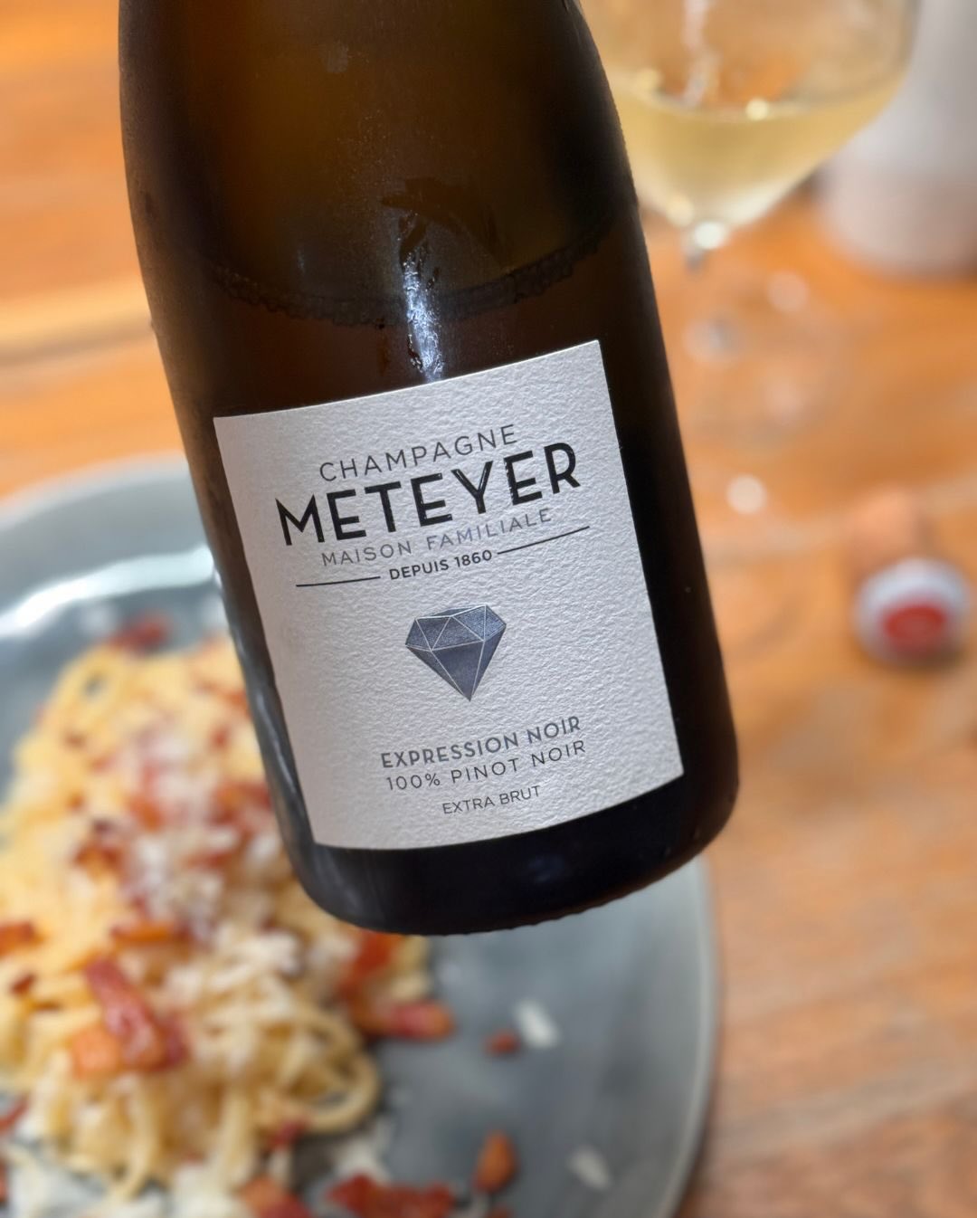 Gestern habe ich den Expression Noir (2019) von @champagne_meteyer zu einer klassischen Carbonara geöffnet. Guanciale, Ei, Pecorino, Hitze – ein Gericht, das nichts verzeiht. Un… (9)