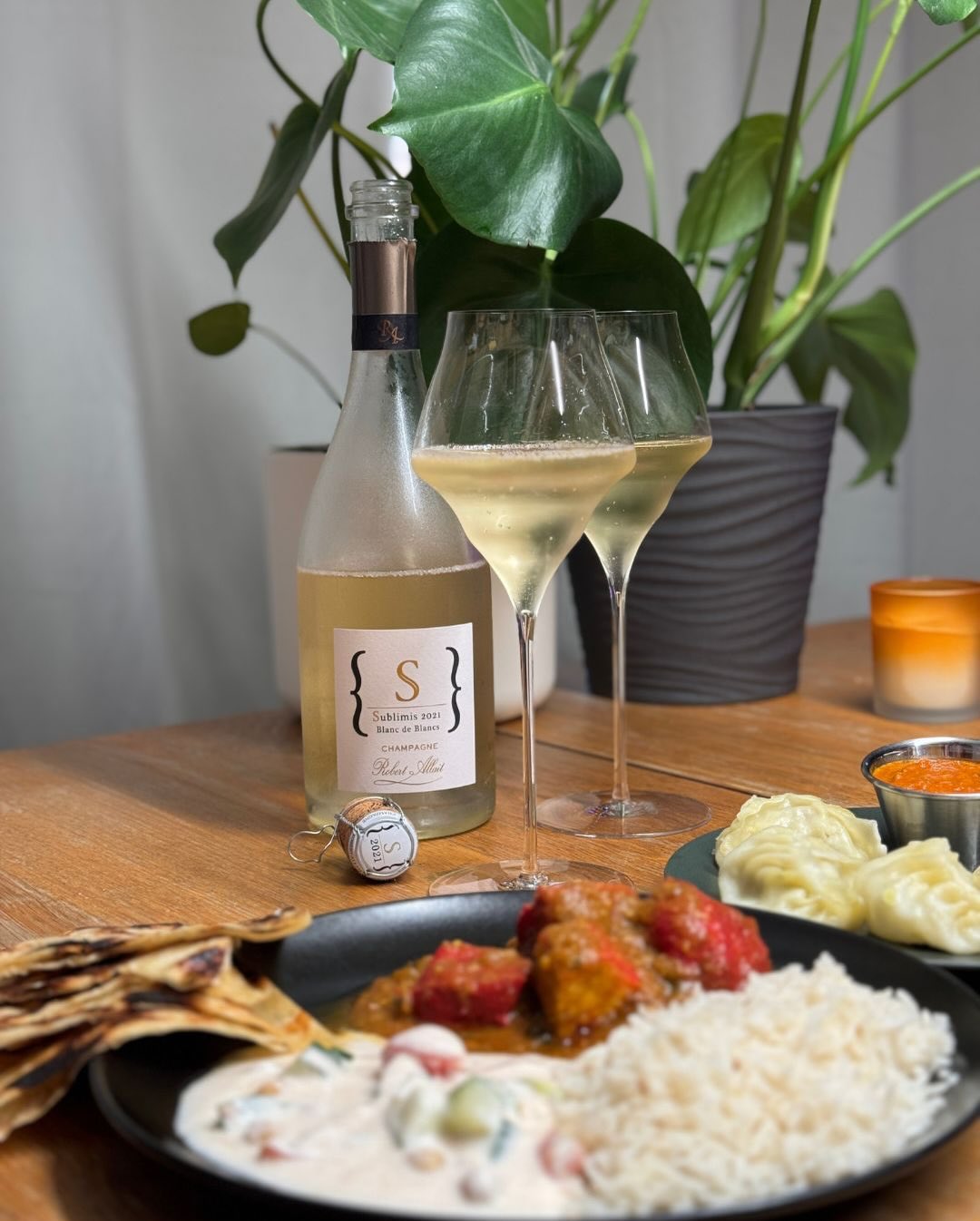Manche Flaschen kommen immer wieder auf den Tisch weil sie genau das liefern, worauf man Lust hat. Der @champagnerobertallait – Sublimis 2021 gehört für mich genau in diese Kate… (1)