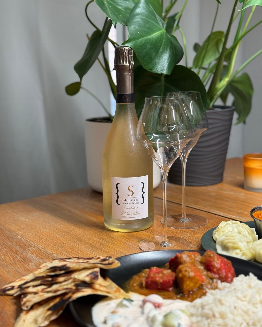 Manche Flaschen kommen immer wieder auf den Tisch weil sie genau das liefern, worauf man Lust hat. Der @champagnerobertallait – Sublimis 2021 gehört für mich genau in diese Kate… (3)