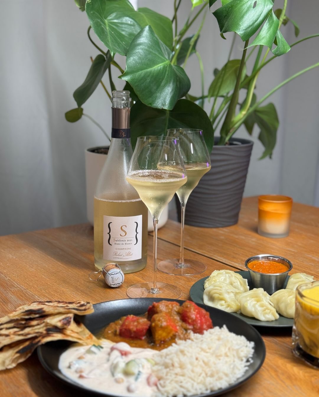 Manche Flaschen kommen immer wieder auf den Tisch weil sie genau das liefern, worauf man Lust hat. Der @champagnerobertallait – Sublimis 2021 gehört für mich genau in diese Kate… (5)