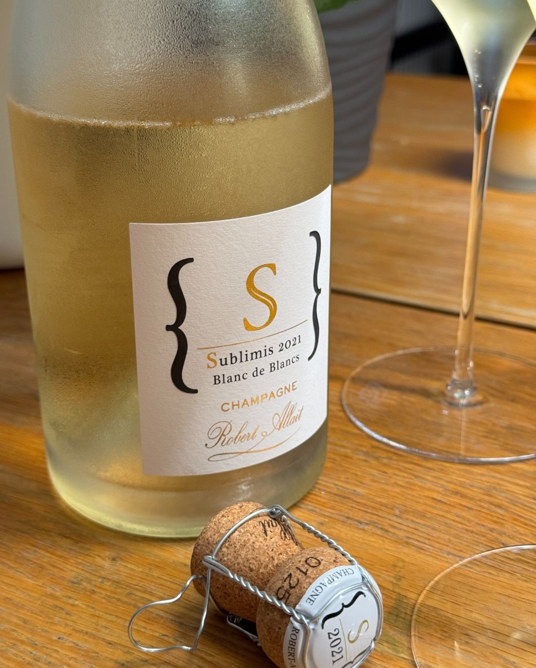 Manche Flaschen kommen immer wieder auf den Tisch weil sie genau das liefern, worauf man Lust hat. Der @champagnerobertallait – Sublimis 2021 gehört für mich genau in diese Kate… (6)