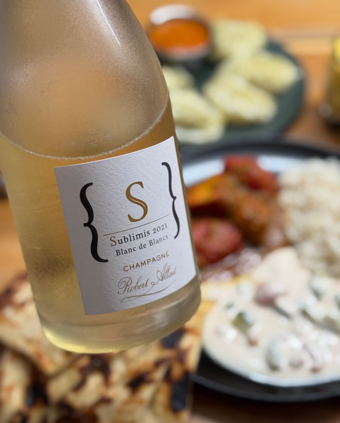 Manche Flaschen kommen immer wieder auf den Tisch weil sie genau das liefern, worauf man Lust hat. Der @champagnerobertallait – Sublimis 2021 gehört für mich genau in diese Kate… (8)
