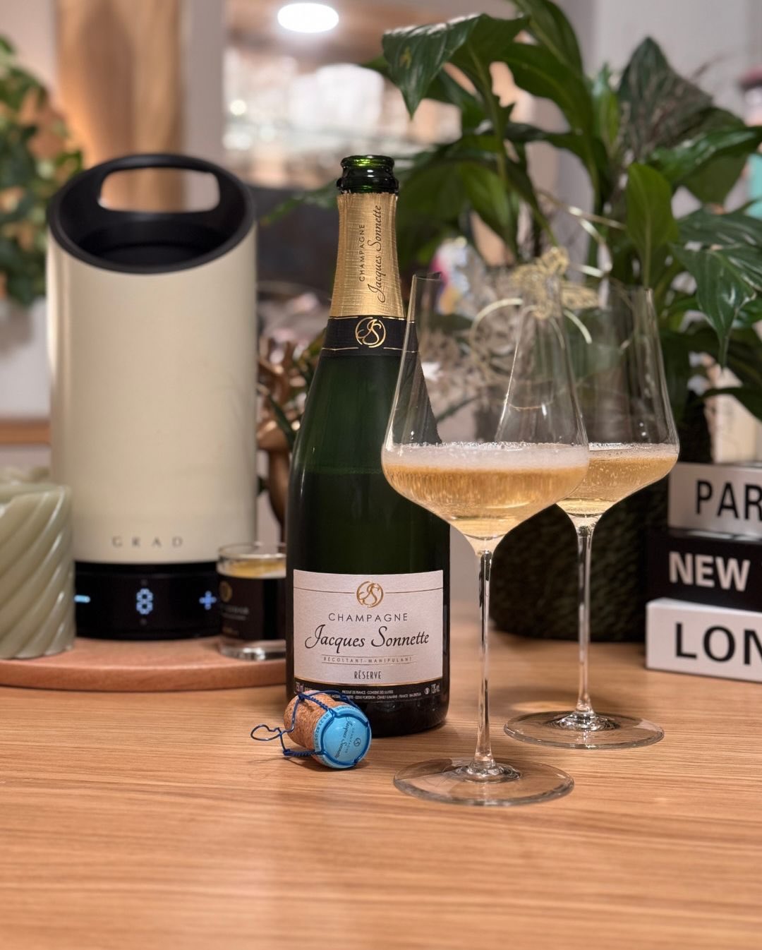 Der Jacques Sonnette – Brut Réserve ist so ein Champagner, den man einfach öffnen kann ohne groß nachzudenken. Er muss nicht im Mittelpunkt stehen und bietet genau das, was man … (1)