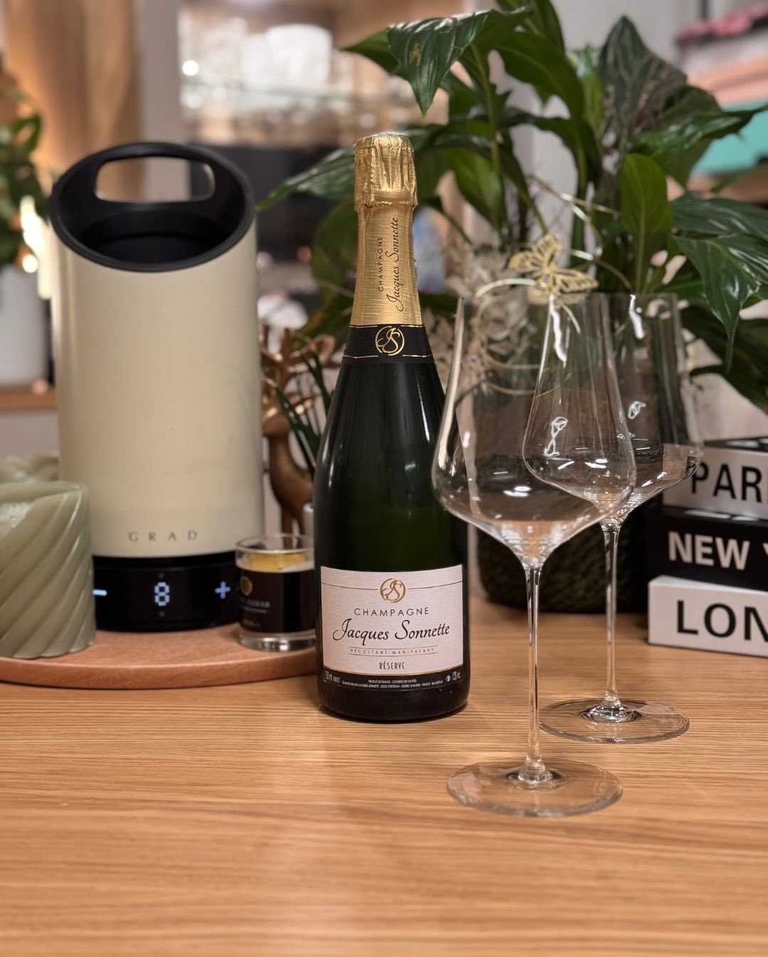 Der Jacques Sonnette – Brut Réserve ist so ein Champagner, den man einfach öffnen kann ohne groß nachzudenken. Er muss nicht im Mittelpunkt stehen und bietet genau das, was man … (3)
