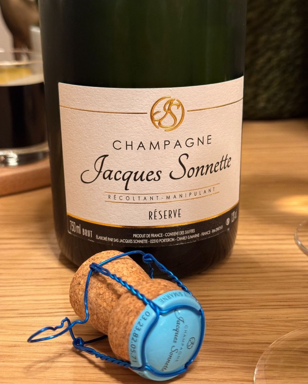 Der Jacques Sonnette – Brut Réserve ist so ein Champagner, den man einfach öffnen kann ohne groß nachzudenken. Er muss nicht im Mittelpunkt stehen und bietet genau das, was man … (5)