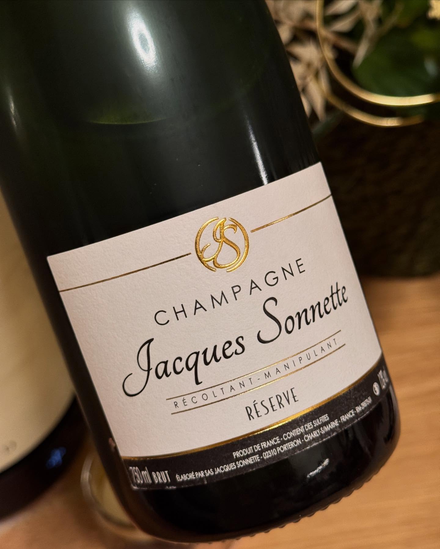 Der Jacques Sonnette – Brut Réserve ist so ein Champagner, den man einfach öffnen kann ohne groß nachzudenken. Er muss nicht im Mittelpunkt stehen und bietet genau das, was man … (8)