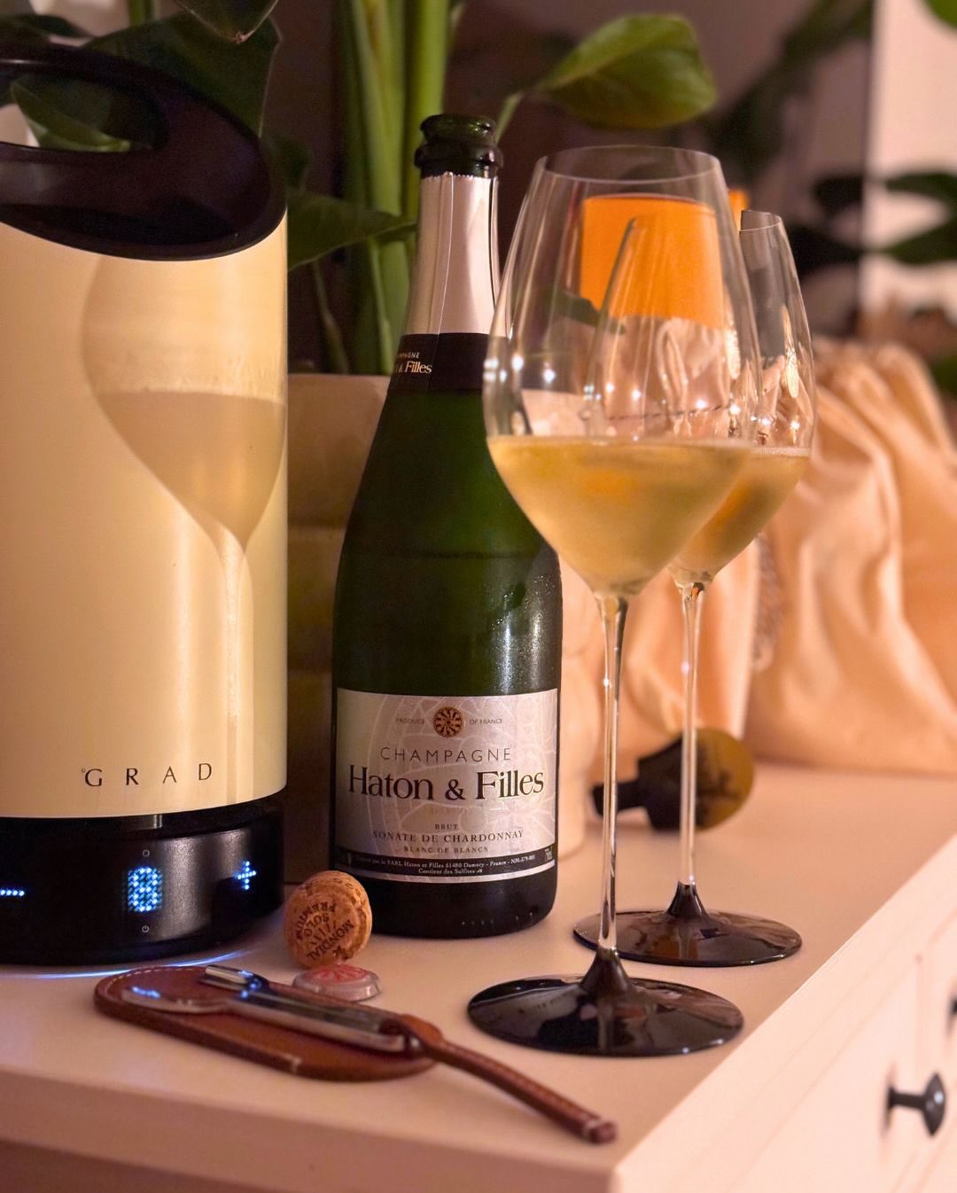 Ein Abend am Wochenende. Eine andere Perspektive heute, da das Wohnzimmer fest in Kinderhand ist 😂 Also ist Rückzug angesagt – mit Gläsern, Kühler und einer Flasche Sonate de C… (1)
