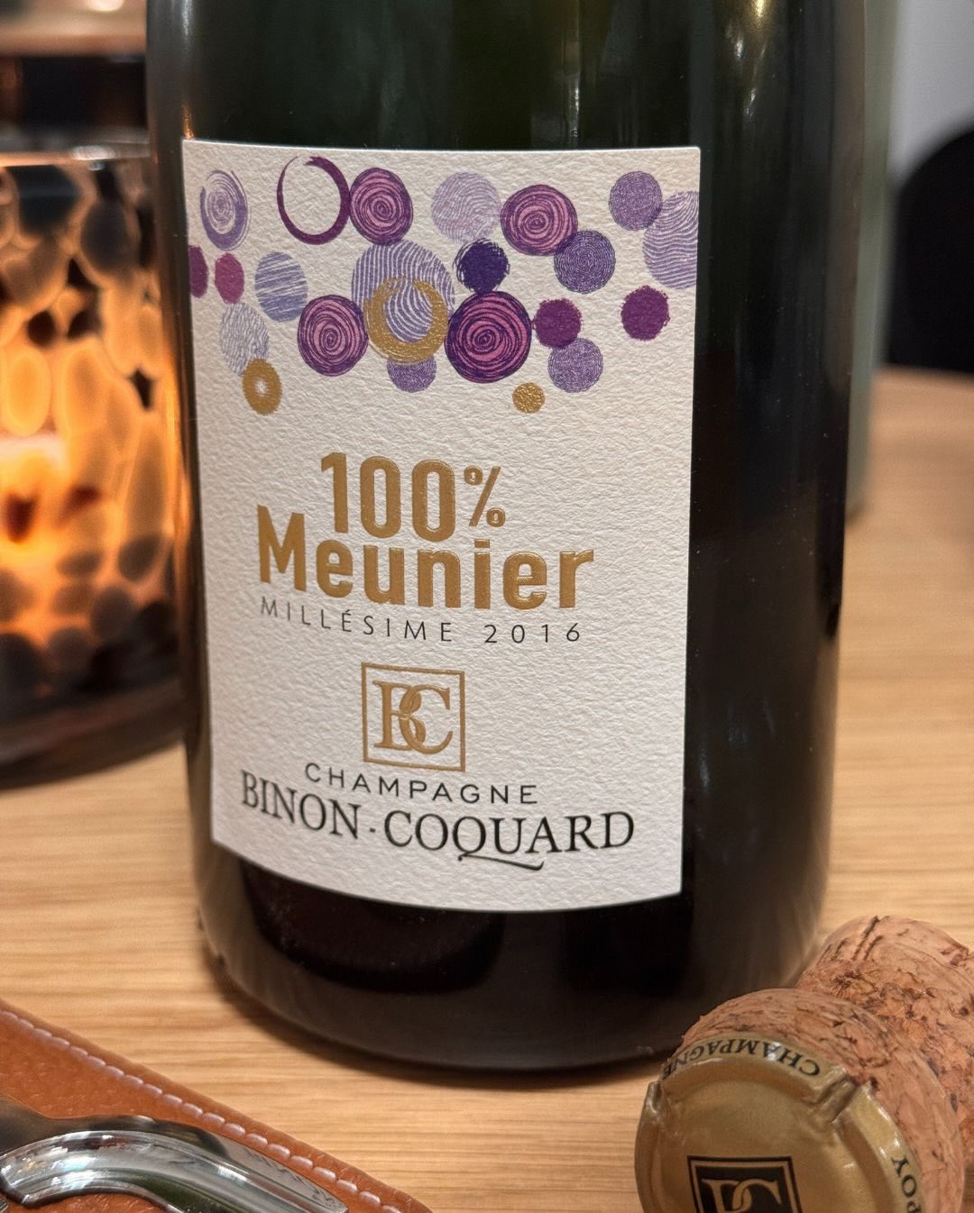 Erdbeermarmelade, Quittengelee und ein Hauch von Kakao – wer bei Meunier nur an „einfache Frucht“ denkt, sollte mal den Millésime 2016 von @champagnebinoncoquard probieren - wen… (5)