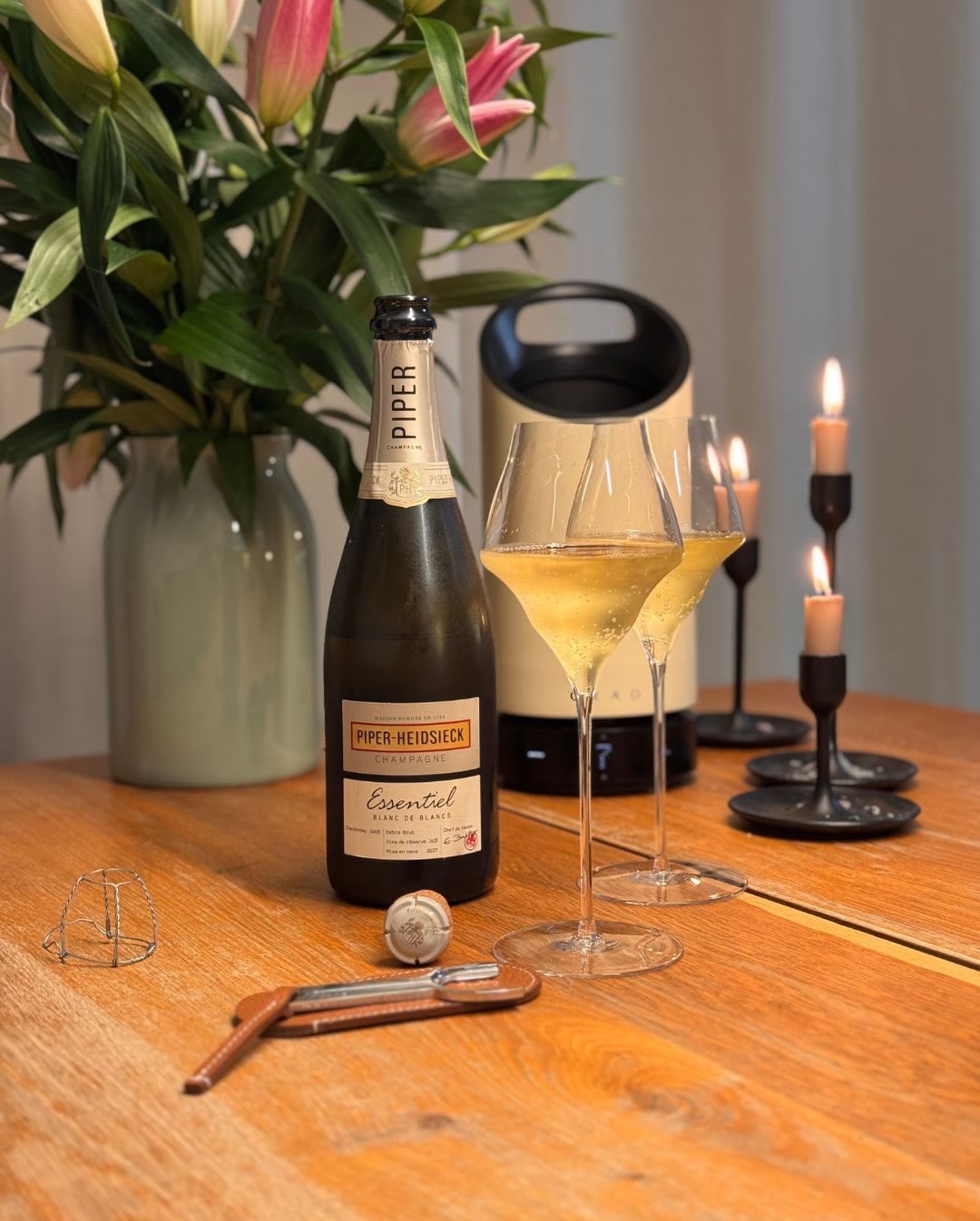 Wenn man an @piper_heidsieck denkt, hat man oft das klassische Rot vor Augen. Aber wer die wahre Seele des Hauses in ihrer pursten Form erleben will, muss zum Essentiel Blanc de… (1)