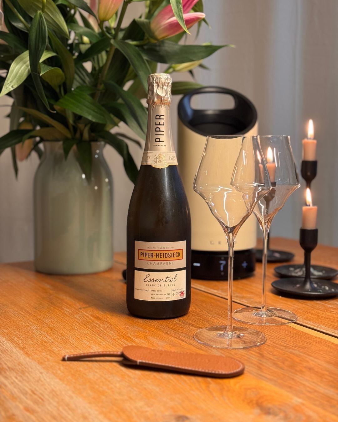Wenn man an @piper_heidsieck denkt, hat man oft das klassische Rot vor Augen. Aber wer die wahre Seele des Hauses in ihrer pursten Form erleben will, muss zum Essentiel Blanc de… (3)