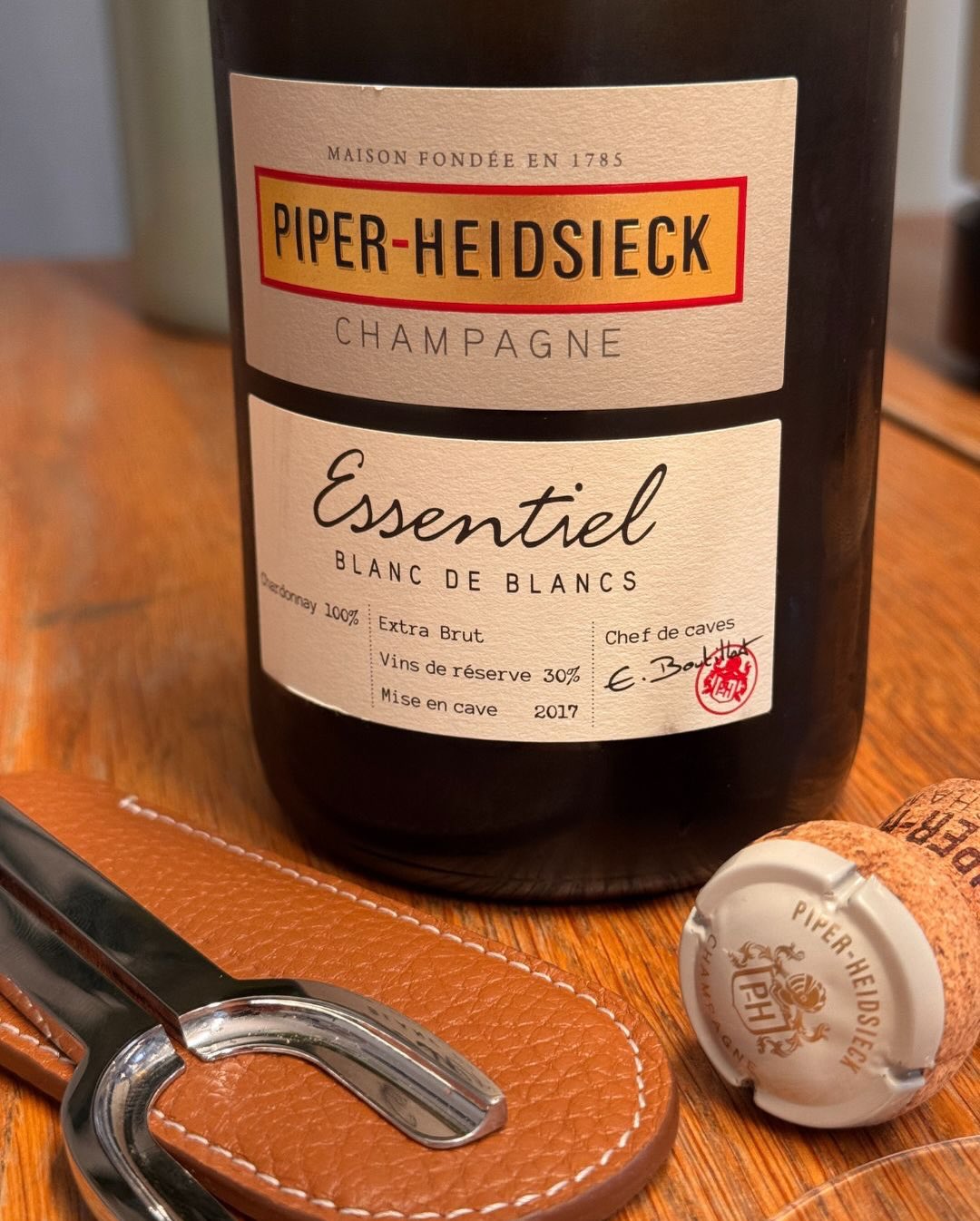 Wenn man an @piper_heidsieck denkt, hat man oft das klassische Rot vor Augen. Aber wer die wahre Seele des Hauses in ihrer pursten Form erleben will, muss zum Essentiel Blanc de… (5)