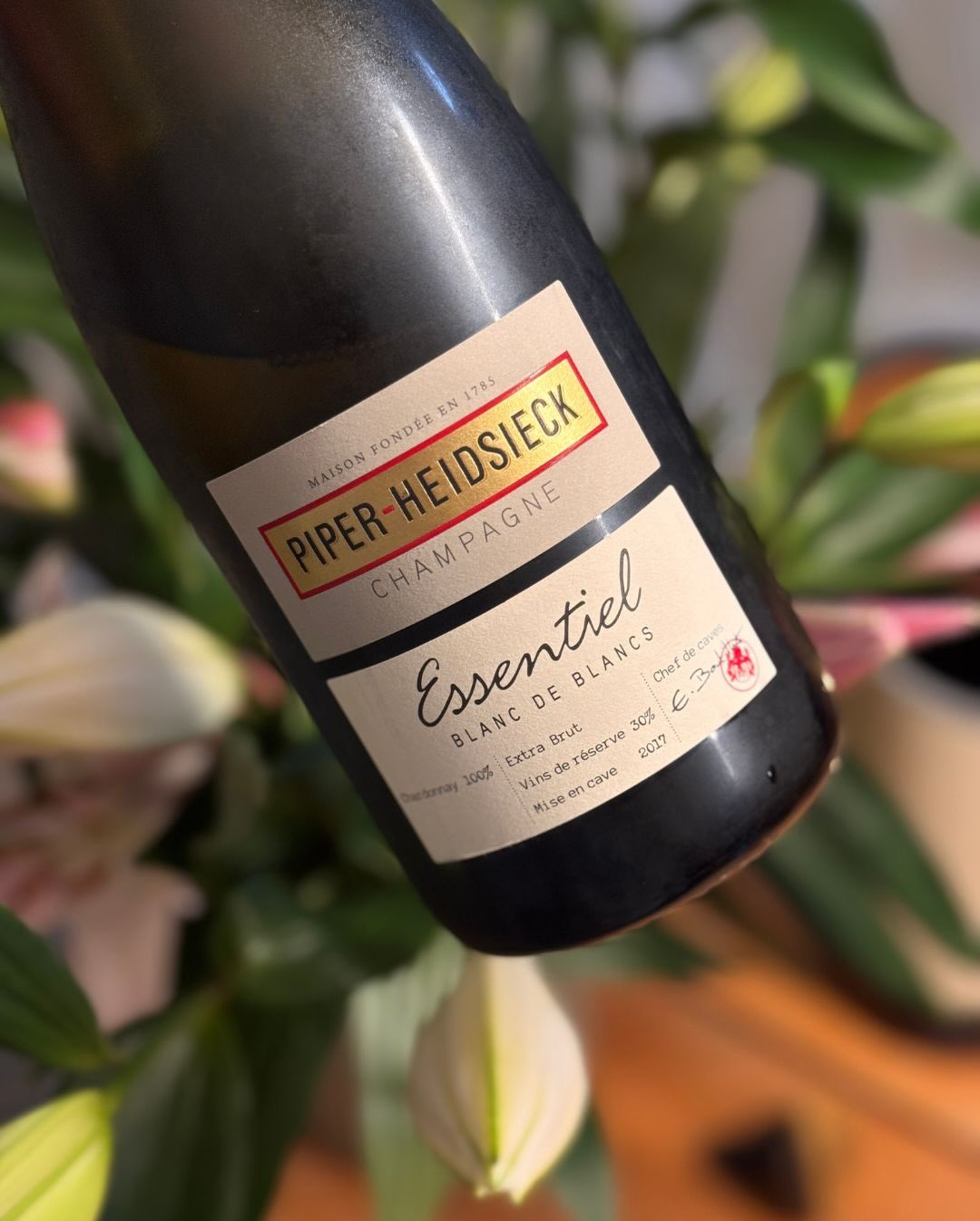 Wenn man an @piper_heidsieck denkt, hat man oft das klassische Rot vor Augen. Aber wer die wahre Seele des Hauses in ihrer pursten Form erleben will, muss zum Essentiel Blanc de… (9)