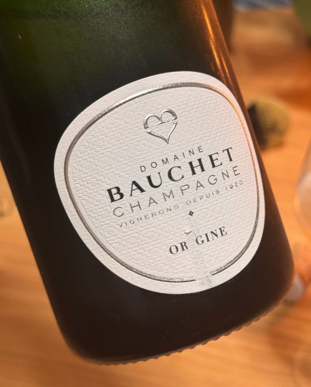 Nachdem ich den Mémoire 2018 von Bauchet Anfang Januar zu Semmelknödeln und Pilzen gefeiert habe, ist heute das Fundament des Hauses an der Reihe: die Cuvée Origine. Danach fehl… (11)