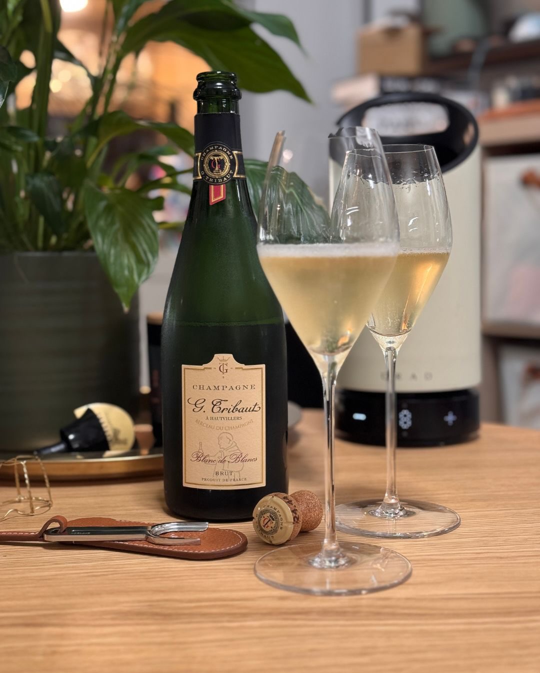 Manchmal braucht es nach einem Tag voller Entscheidungen einfach Klarheit im Glas. Und wenn man an Hautvillers denkt, haben viele sofort die schwere Historie und Dom Pérignon im… (1)