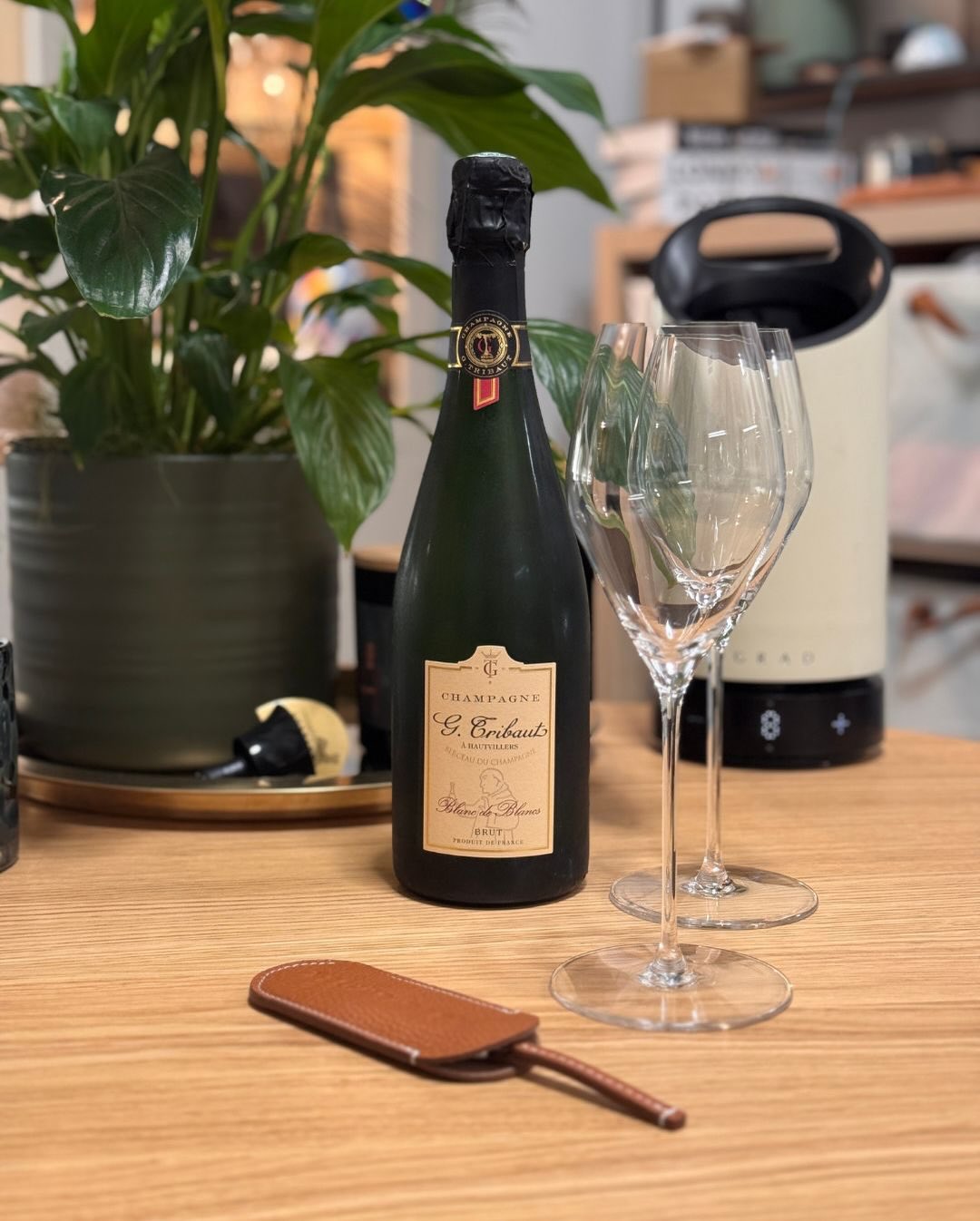 Manchmal braucht es nach einem Tag voller Entscheidungen einfach Klarheit im Glas. Und wenn man an Hautvillers denkt, haben viele sofort die schwere Historie und Dom Pérignon im… (3)