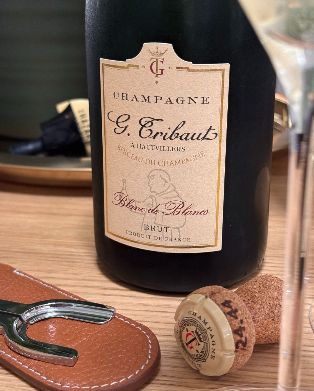 Manchmal braucht es nach einem Tag voller Entscheidungen einfach Klarheit im Glas. Und wenn man an Hautvillers denkt, haben viele sofort die schwere Historie und Dom Pérignon im… (5)
