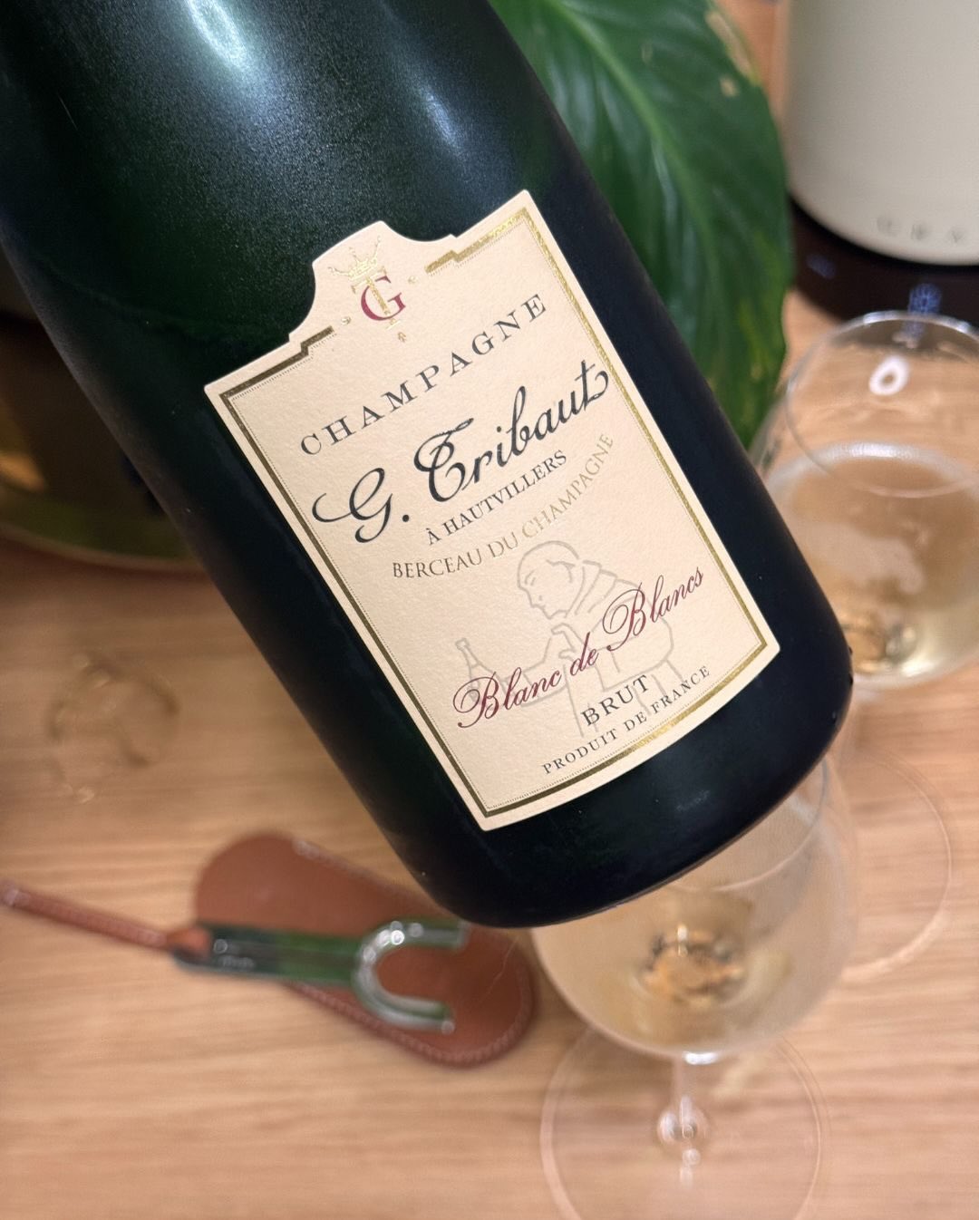 Manchmal braucht es nach einem Tag voller Entscheidungen einfach Klarheit im Glas. Und wenn man an Hautvillers denkt, haben viele sofort die schwere Historie und Dom Pérignon im… (8)