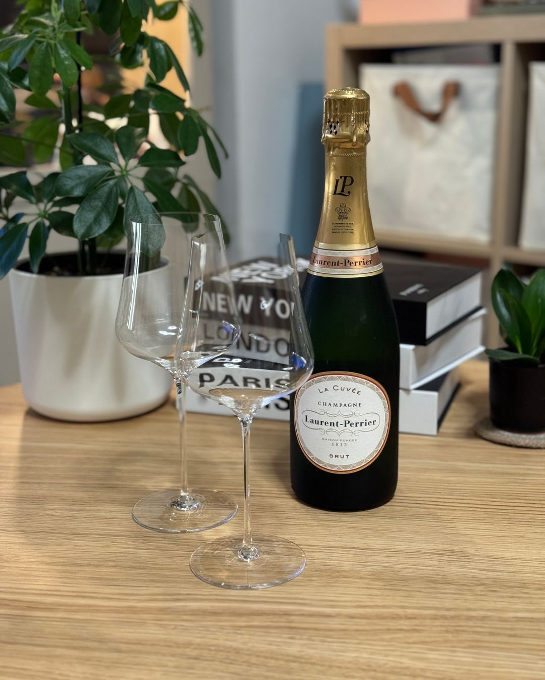 Gestern Abend mal etwas Leichtes, Verlässliches: @champagnelaurentperrier – La Cuvée Brut. Eine Flasche, die einfach immer funktioniert. Feinperlig, zitrisch, klar – die Definit… (3)