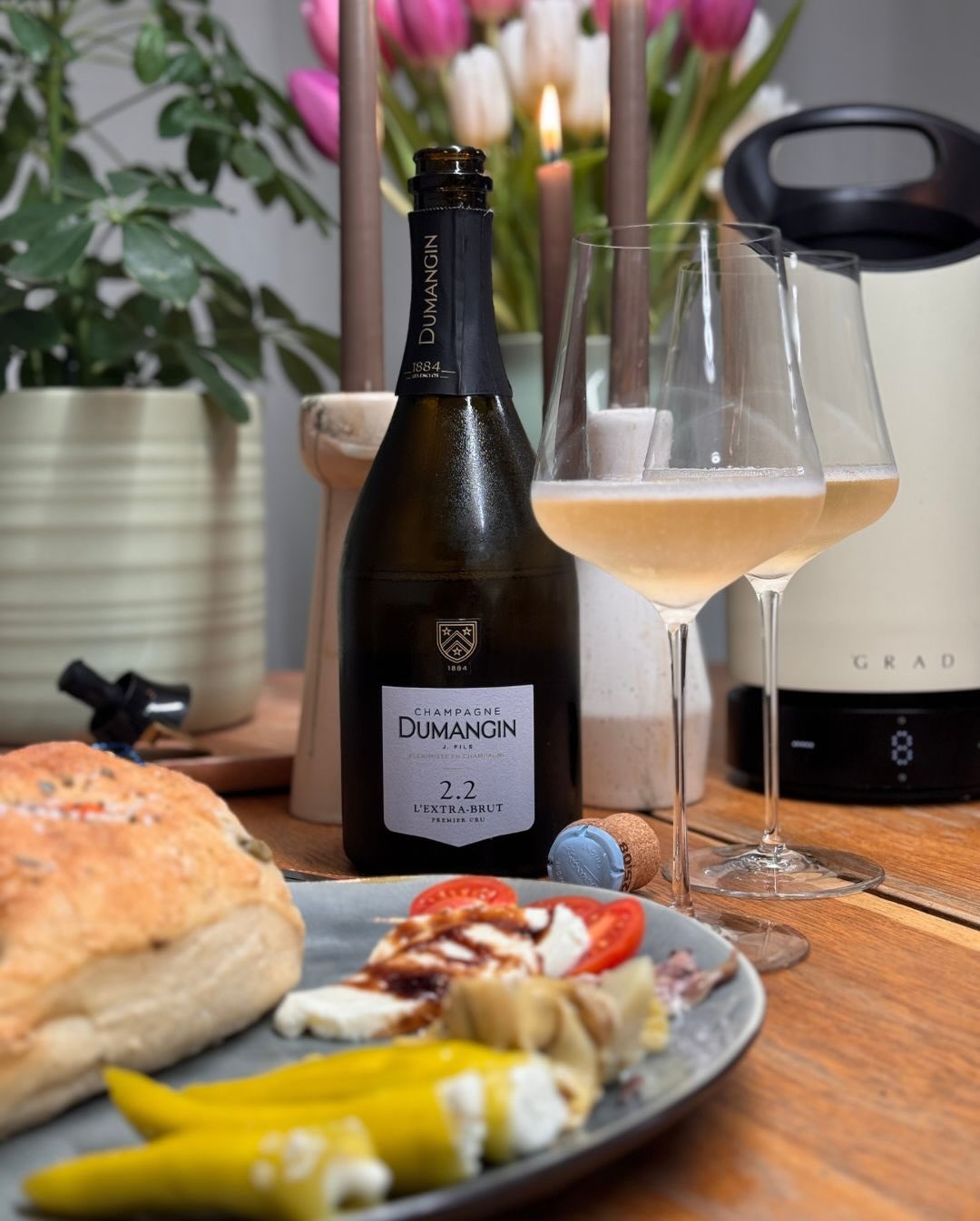 Heute mal ein mediterraner Kurzurlaub mit Oliven-Focaccia, Sardellen, eingelegten Artischocken, gefüllten Paprika und dieser Mix aus Tomate, Mozzarella und Balsamico. Eine echte… (1)
