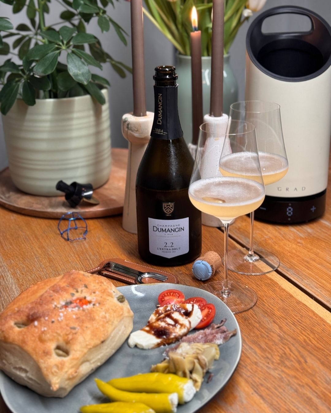 Heute mal ein mediterraner Kurzurlaub mit Oliven-Focaccia, Sardellen, eingelegten Artischocken, gefüllten Paprika und dieser Mix aus Tomate, Mozzarella und Balsamico. Eine echte… (3)
