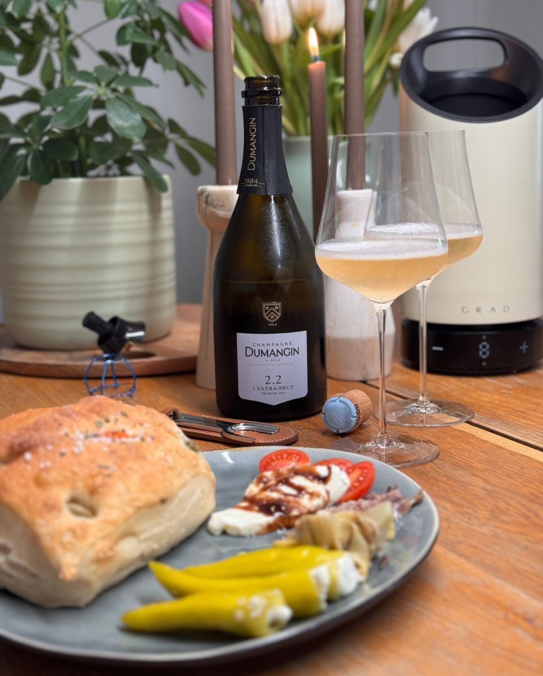 Heute mal ein mediterraner Kurzurlaub mit Oliven-Focaccia, Sardellen, eingelegten Artischocken, gefüllten Paprika und dieser Mix aus Tomate, Mozzarella und Balsamico. Eine echte… (5)