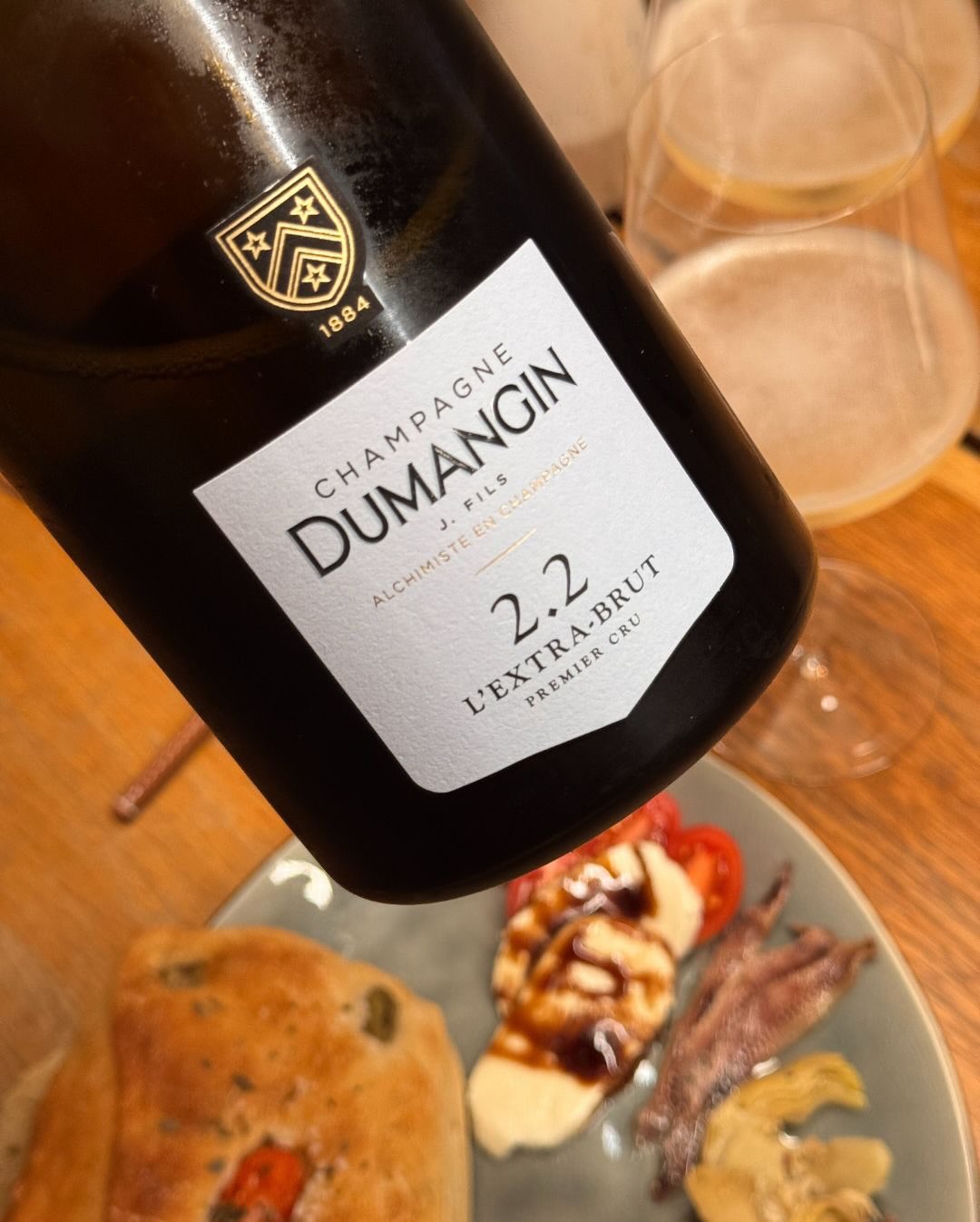 Heute mal ein mediterraner Kurzurlaub mit Oliven-Focaccia, Sardellen, eingelegten Artischocken, gefüllten Paprika und dieser Mix aus Tomate, Mozzarella und Balsamico. Eine echte… (9)