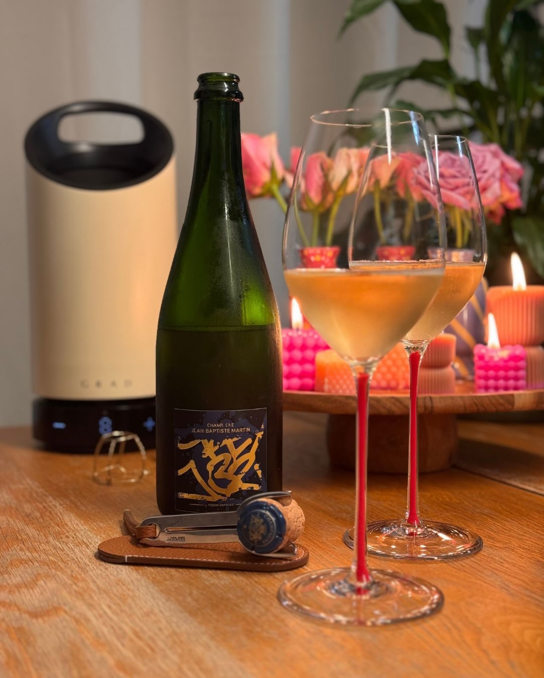 Ein Champagner, der optisch erst mal ordentlich laut „Hier!“ schreit. Die Sonderedition des @emartin_champagne Brut Tradition ist in Kooperation mit dem französischen Street-Art… (1)