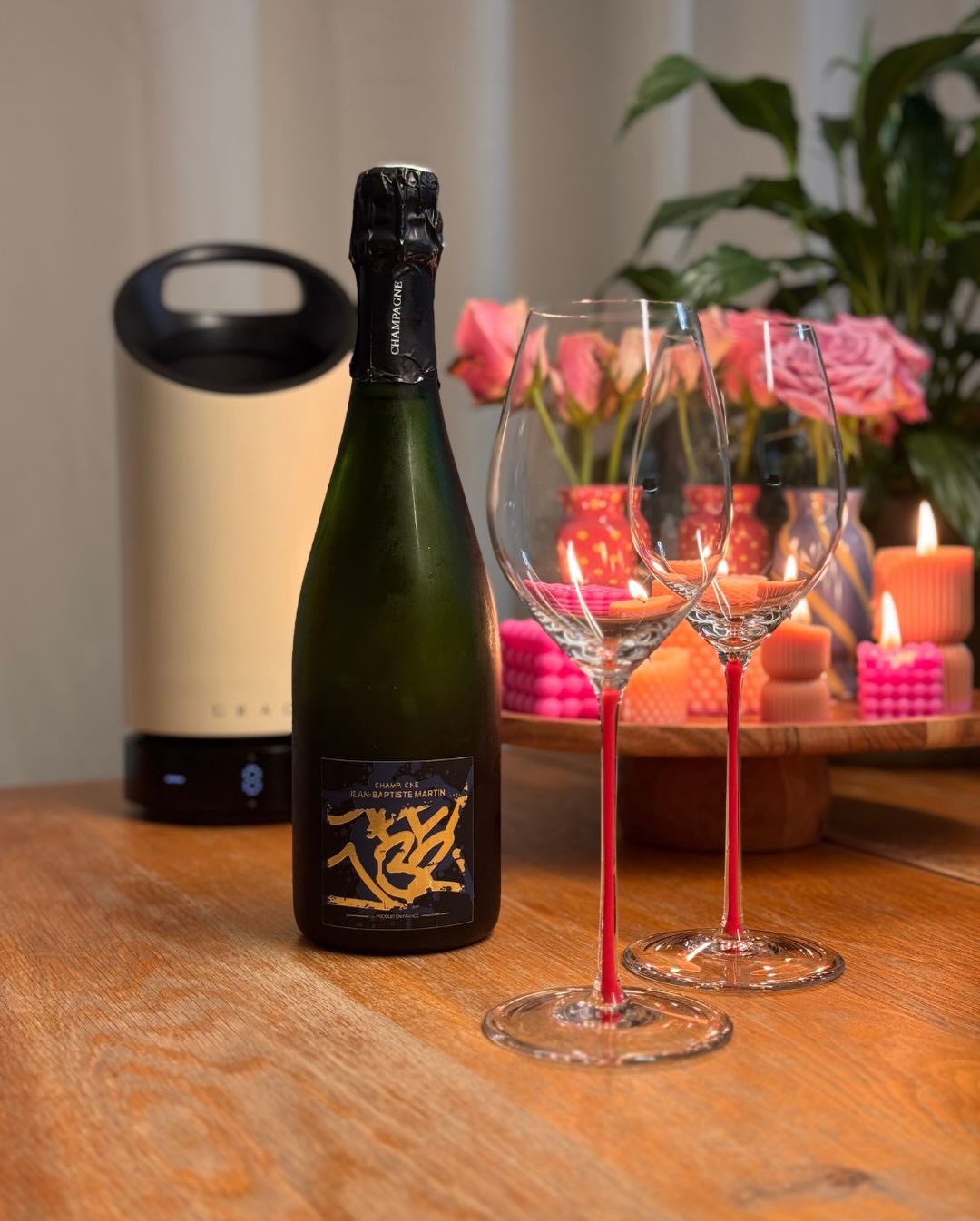 Ein Champagner, der optisch erst mal ordentlich laut „Hier!“ schreit. Die Sonderedition des @emartin_champagne Brut Tradition ist in Kooperation mit dem französischen Street-Art… (3)