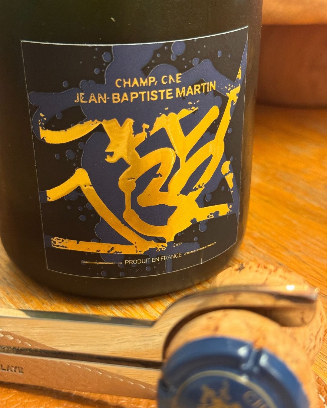 Ein Champagner, der optisch erst mal ordentlich laut „Hier!“ schreit. Die Sonderedition des @emartin_champagne Brut Tradition ist in Kooperation mit dem französischen Street-Art… (5)