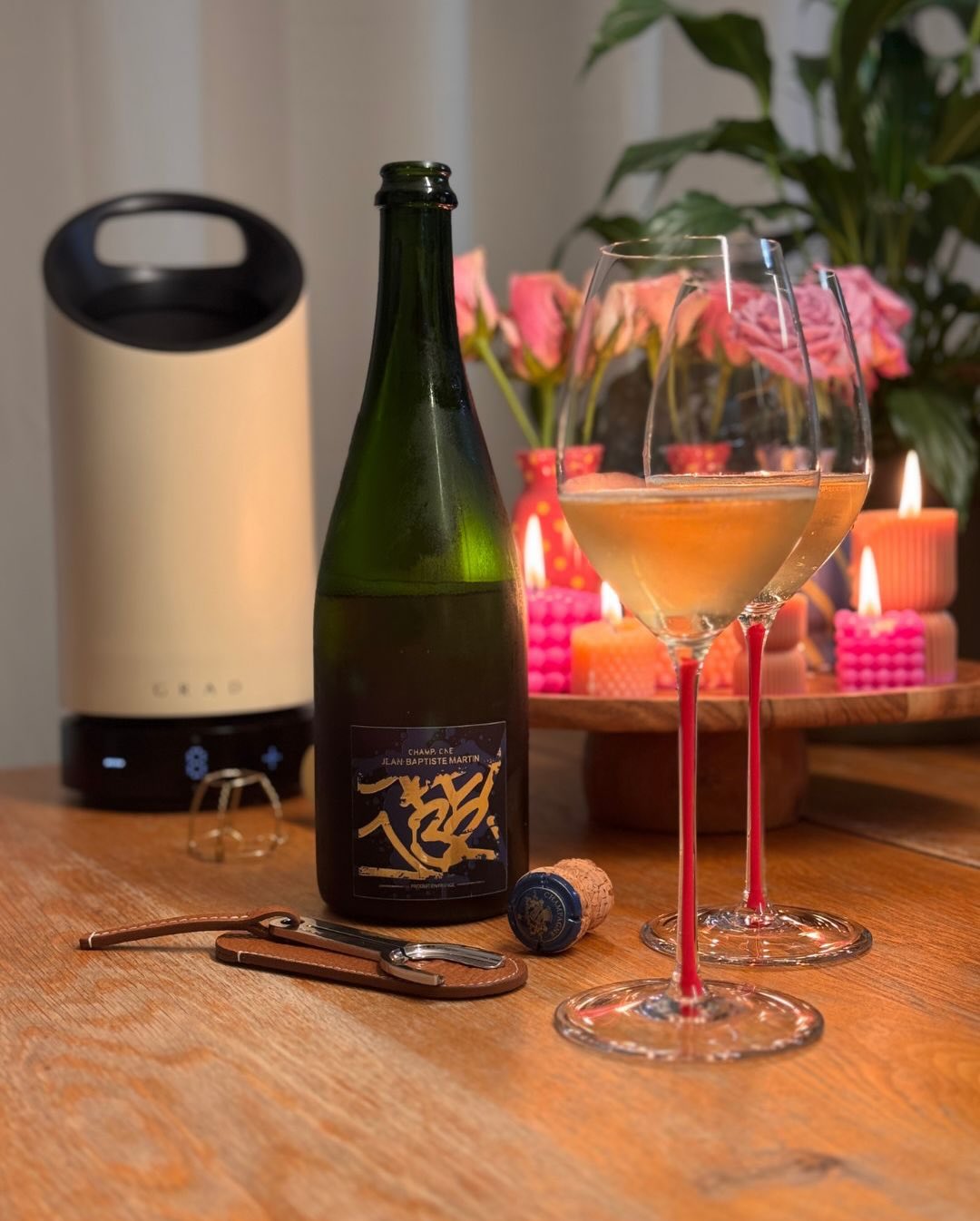 Ein Champagner, der optisch erst mal ordentlich laut „Hier!“ schreit. Die Sonderedition des @emartin_champagne Brut Tradition ist in Kooperation mit dem französischen Street-Art… (6)