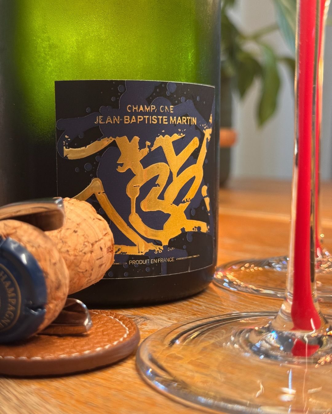 Ein Champagner, der optisch erst mal ordentlich laut „Hier!“ schreit. Die Sonderedition des @emartin_champagne Brut Tradition ist in Kooperation mit dem französischen Street-Art… (7)