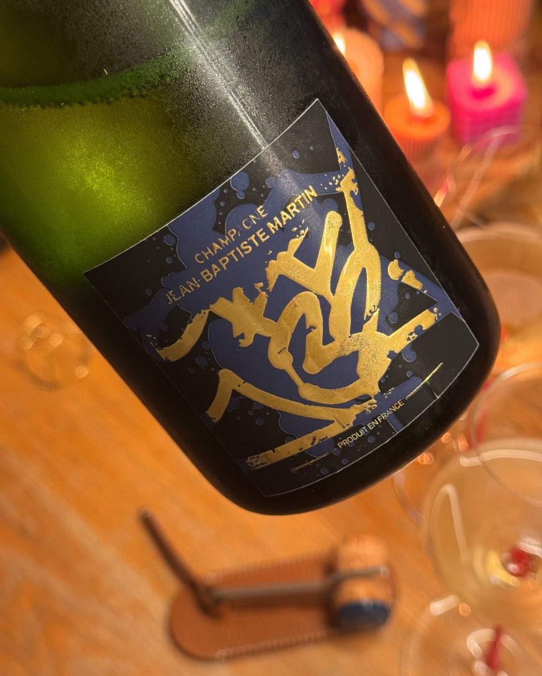 Ein Champagner, der optisch erst mal ordentlich laut „Hier!“ schreit. Die Sonderedition des @emartin_champagne Brut Tradition ist in Kooperation mit dem französischen Street-Art… (8)