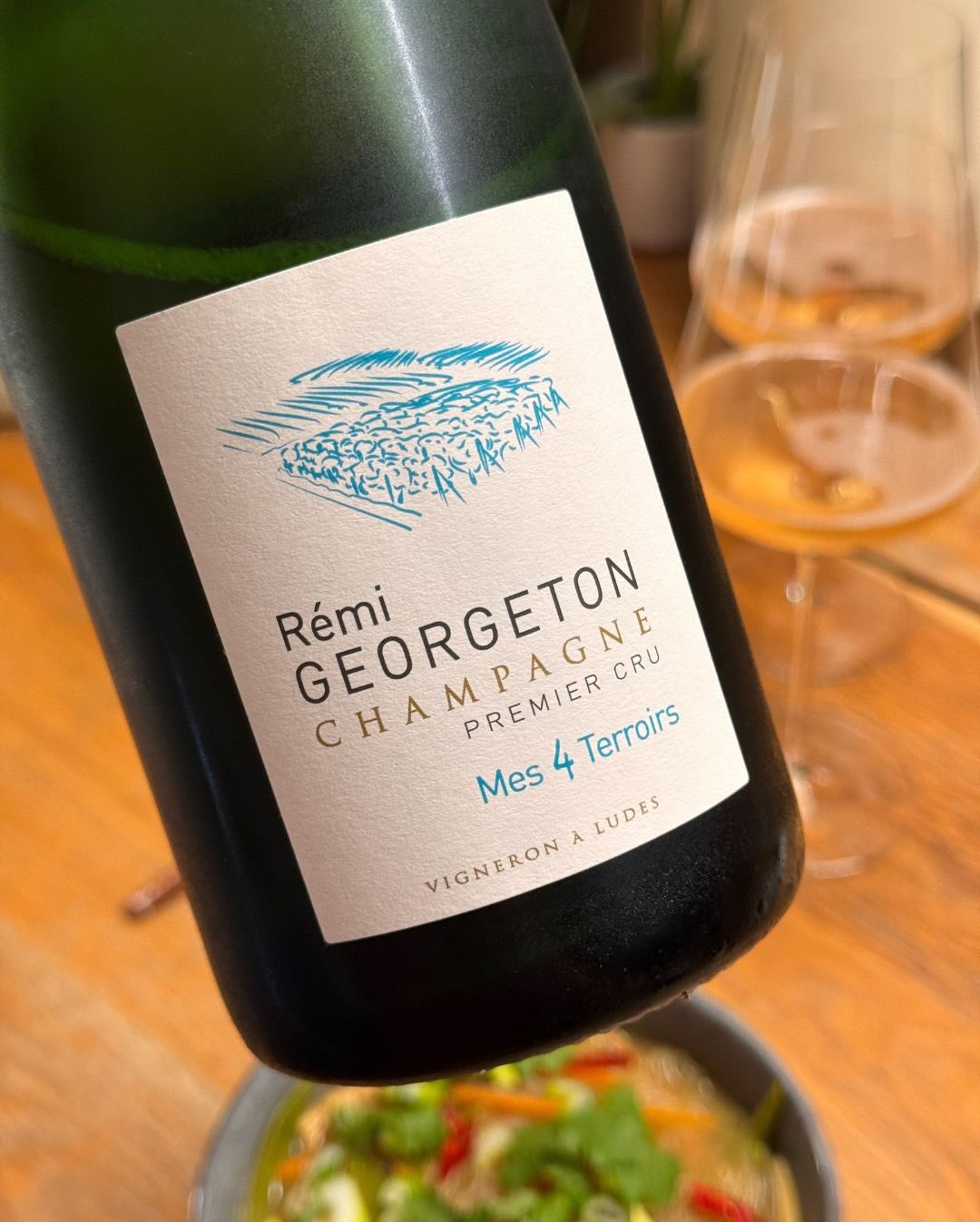 @remi_georgeton hat eine klare Vision: Das Terroir so pur wie möglich ins Glas zu bringen. Beim Mes 4 Terroirs schmeckt man diese Reise förmlich. Der Name ist hier Programm, den… (8)