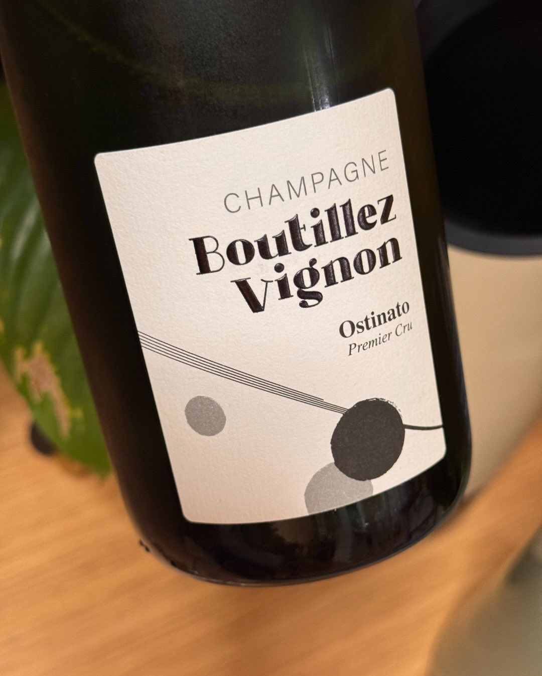 Heute machen wir die Bühne frei für den Ostinato von @champagne_boutillez_vignon . Wer Villers-Marmery kennt, weiß, dass der Chardonnay hier oft die erste Geige spielt – und die… (9)