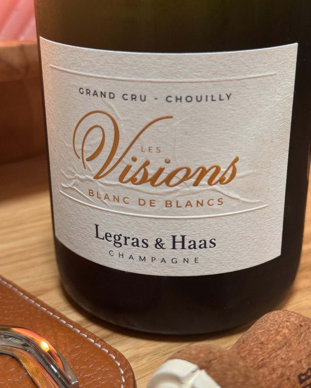 Chouilly ist in der Côte des Blancs oft für seine etwas „großzügigeren“ und cremigeren Chardonnays bekannt. Aber @legras_haas zeigt mit dem „Les Visions“, dass man in diesem Gra… (6)
