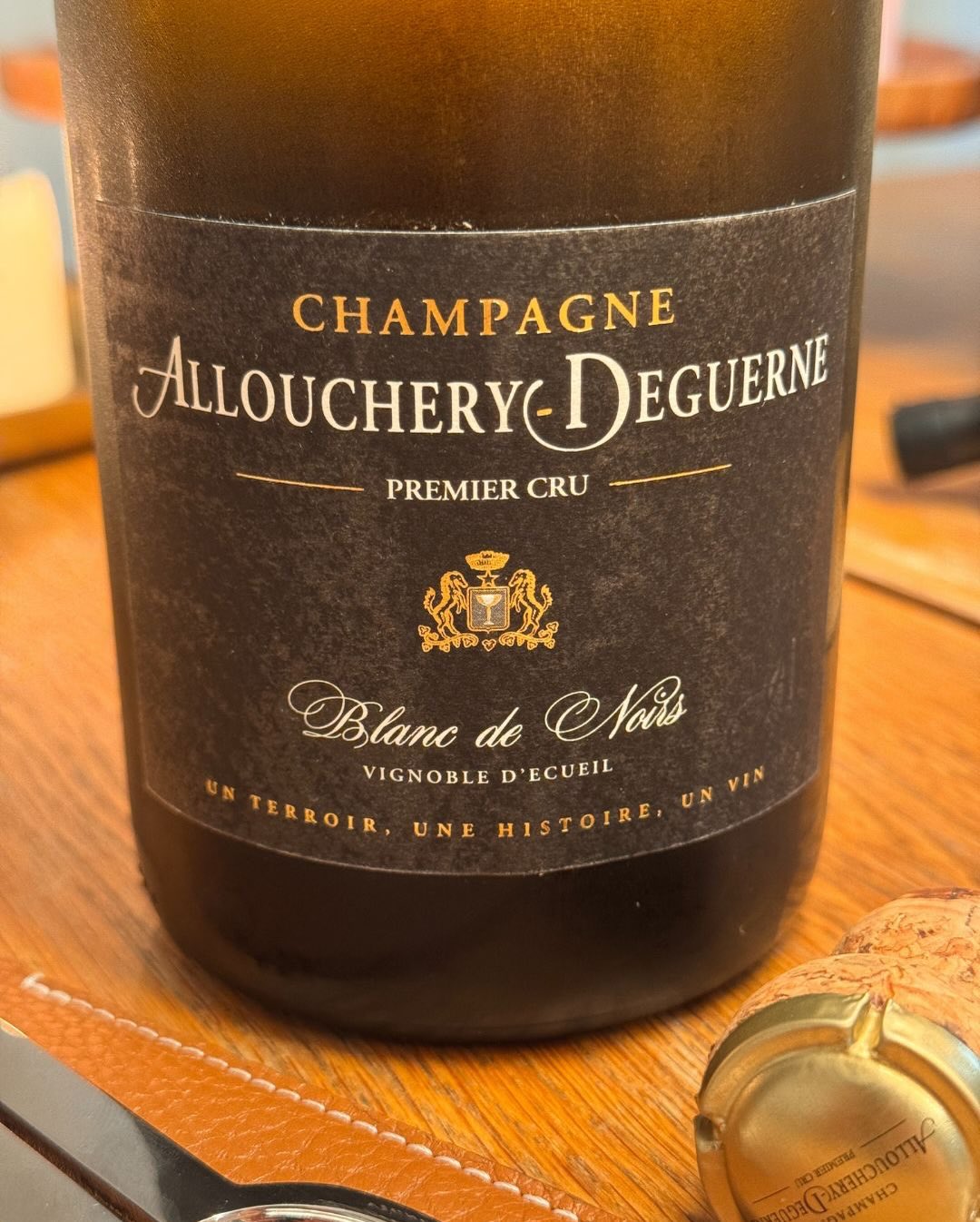 Hinter jeder Flasche @champagnealloucherydeguerne steckt nicht nur Handwerk, sondern die Geschichte mehrerer Generationen, die ihr Erbe in Chamery und Écueil pflegen. Nachdem ic… (9)
