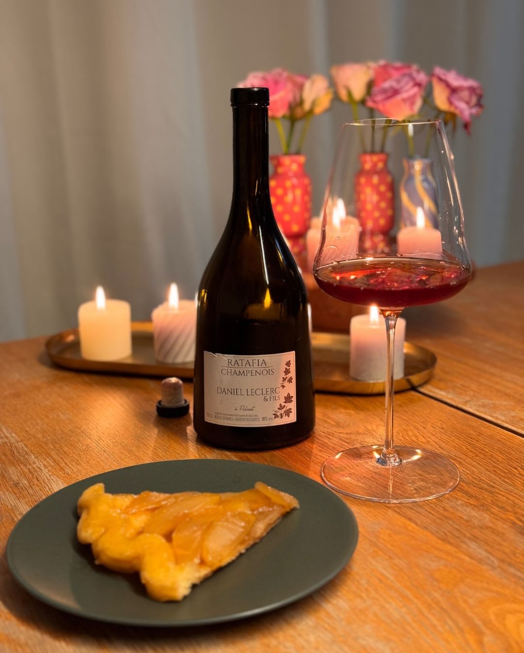 Manchmal braucht ein Abend keinen Champagner, sondern einen echten Seelenschmeichler. Hier im Glas: Der Ratafia Champenois von @champagne.daniel.leclerc . Das Spannende an diese… (1)