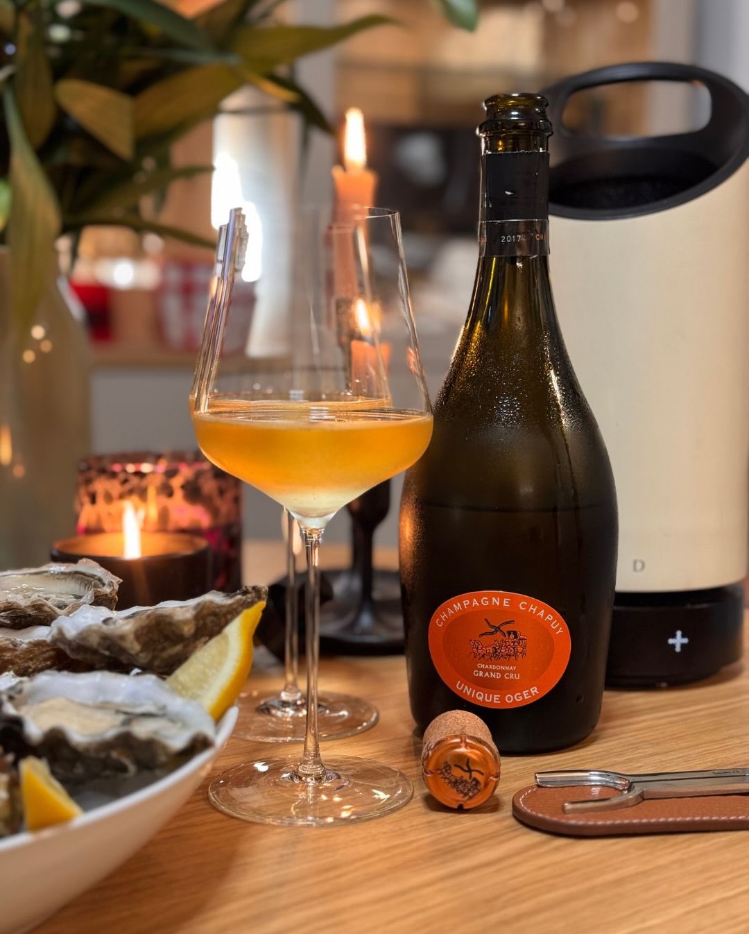 Wenn es um die Kombination mit frischen Austern geht, ist Reinheit für mich mittlerweile das oberste Gebot. Heute im Glas: Der @champagne_espritchapuy – „Unique Oger“. Oger ist … (1)