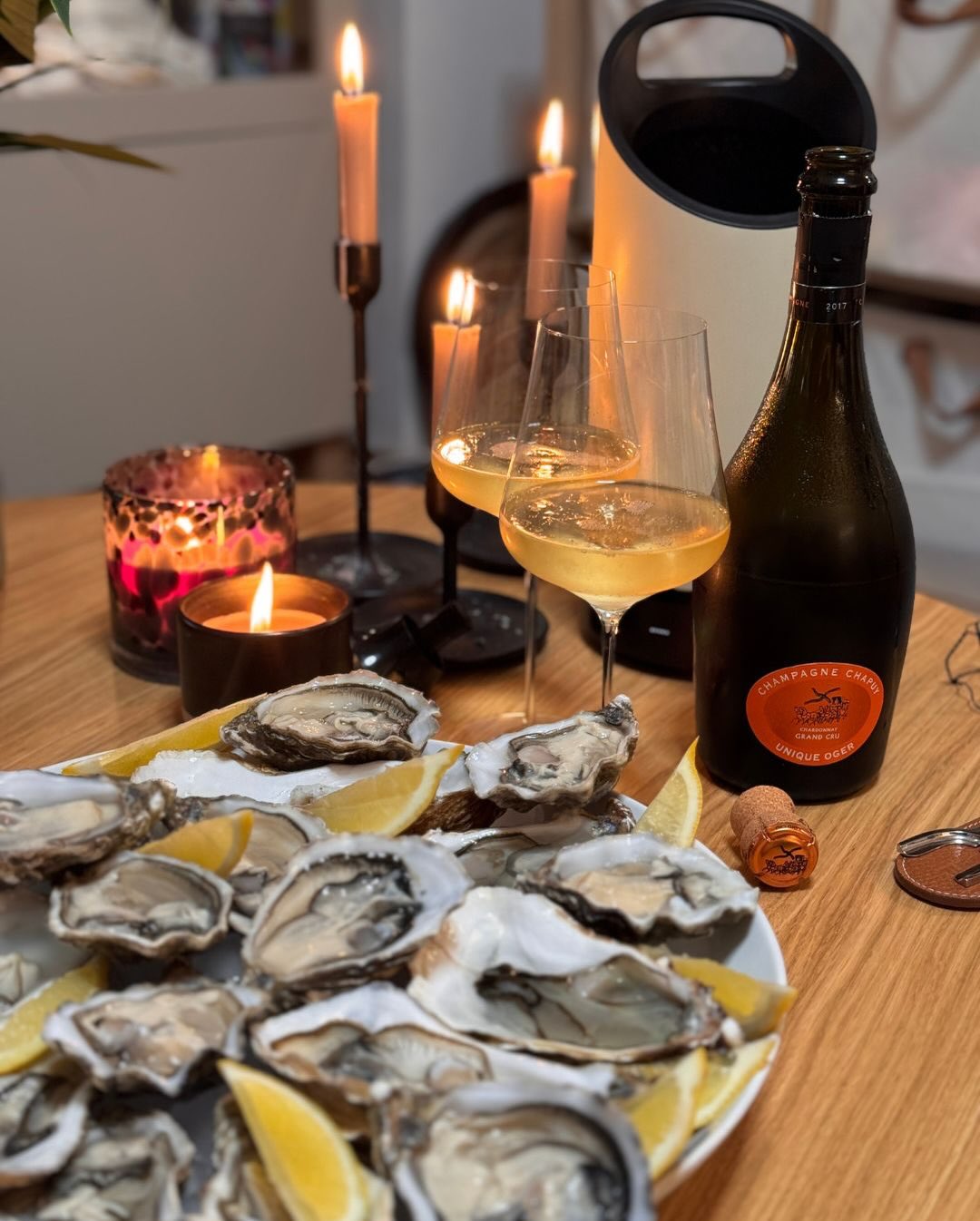 Wenn es um die Kombination mit frischen Austern geht, ist Reinheit für mich mittlerweile das oberste Gebot. Heute im Glas: Der @champagne_espritchapuy – „Unique Oger“. Oger ist … (10)