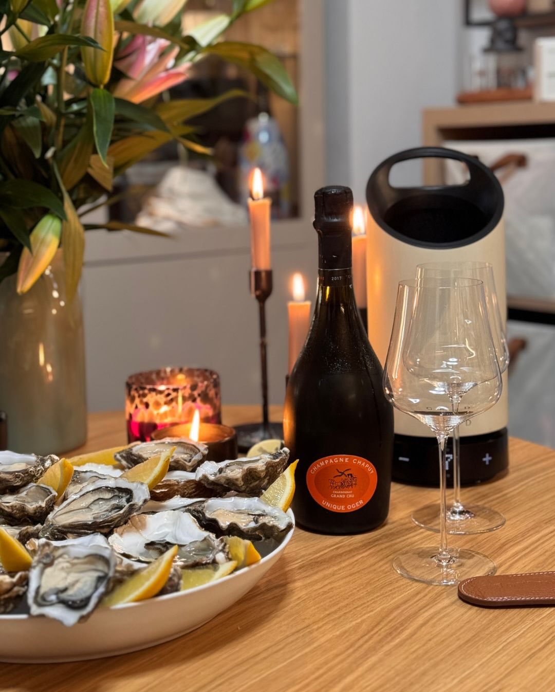 Wenn es um die Kombination mit frischen Austern geht, ist Reinheit für mich mittlerweile das oberste Gebot. Heute im Glas: Der @champagne_espritchapuy – „Unique Oger“. Oger ist … (3)